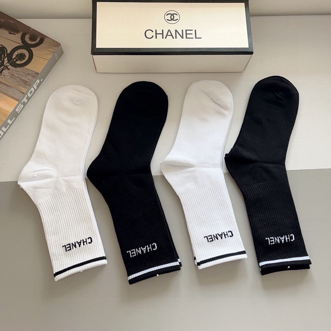 配包装（一盒4双）CHANEL 香奈儿经典中筒袜子❗️高版本纯棉材质柔软，秒杀市场普通货，经典的双C图案