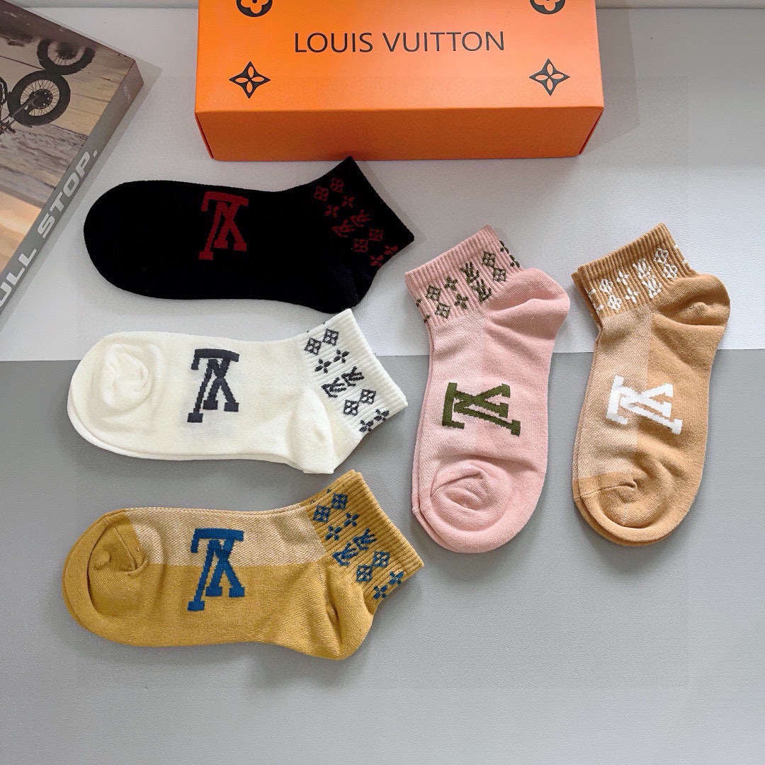 配包装（一盒5双） 🌟 LV 路易威登 超火爆小单品，纯棉面料，潮人必备 爆款，经典字母logo中筒袜，