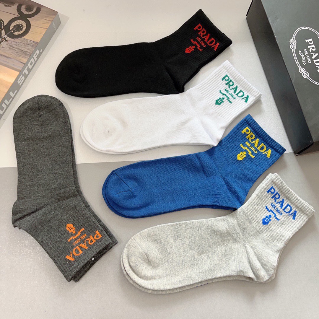 配包装（一盒5双）PRADA（普拉达） 新款高端纯棉材质 中筒袜子！爆款字母专柜同步中筒袜，💛大牌出街，