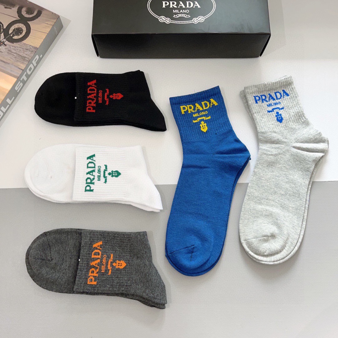 配包装（一盒5双）PRADA（普拉达） 新款高端纯棉材质 中筒袜子！爆款字母专柜同步中筒袜，💛大牌出街，