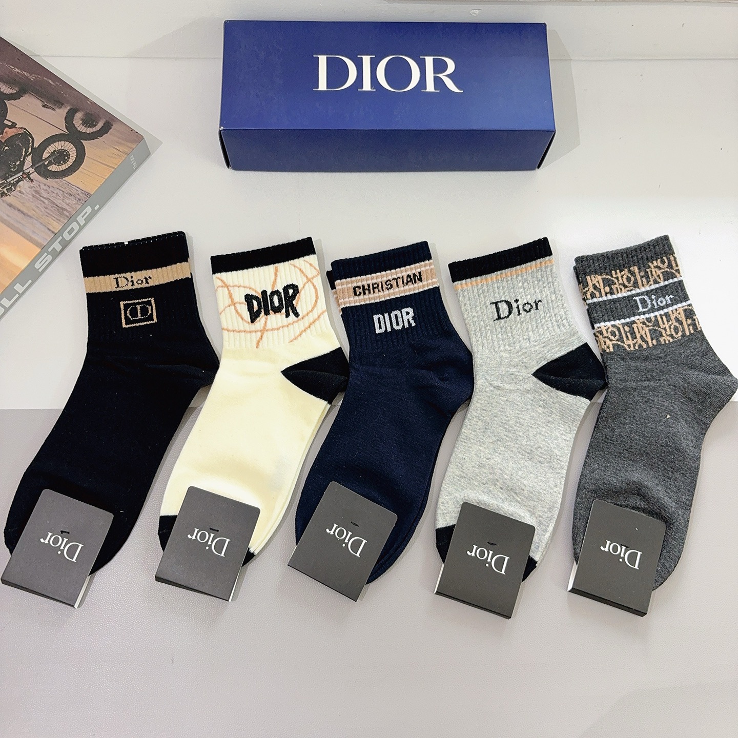 配包装（一盒5双） Dior 迪奥经典新款中筒男款袜子，纯棉面料，潮人必备 ，个性时尚百搭款，你值得拥有