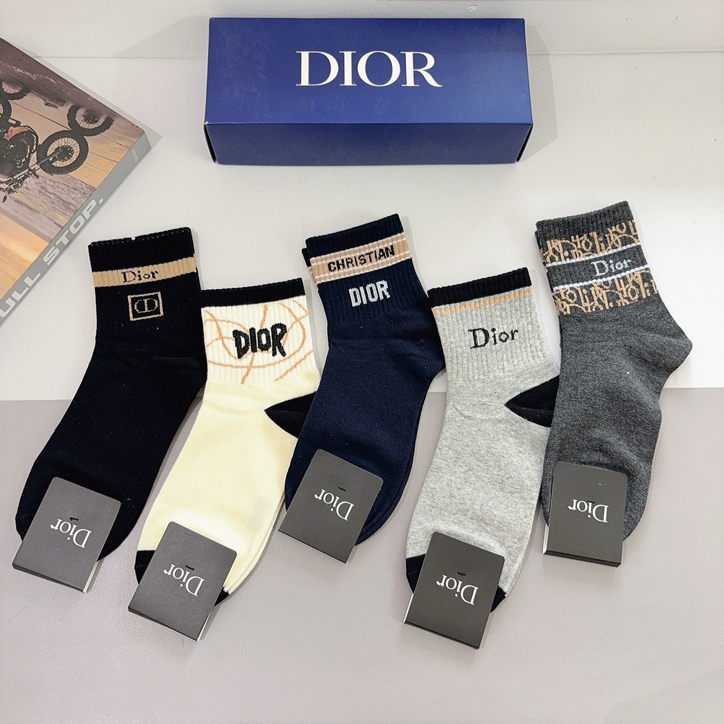 配包装（一盒5双） Dior 迪奥经典新款中筒男款袜子，纯棉面料，潮人必备 ，个性时尚百搭款，你值得拥有