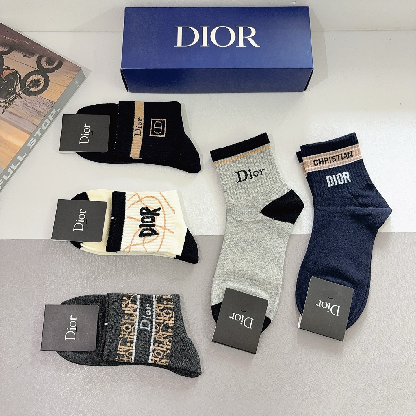 配包装（一盒5双） Dior 迪奥经典新款中筒男款袜子，纯棉面料，潮人必备 ，个性时尚百搭款，你值得拥有