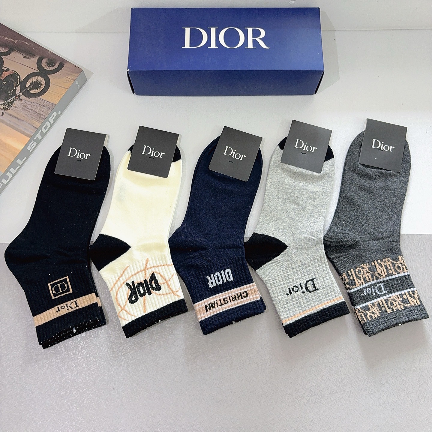 配包装（一盒5双） Dior 迪奥经典新款中筒男款袜子，纯棉面料，潮人必备 ，个性时尚百搭款，你值得拥有
