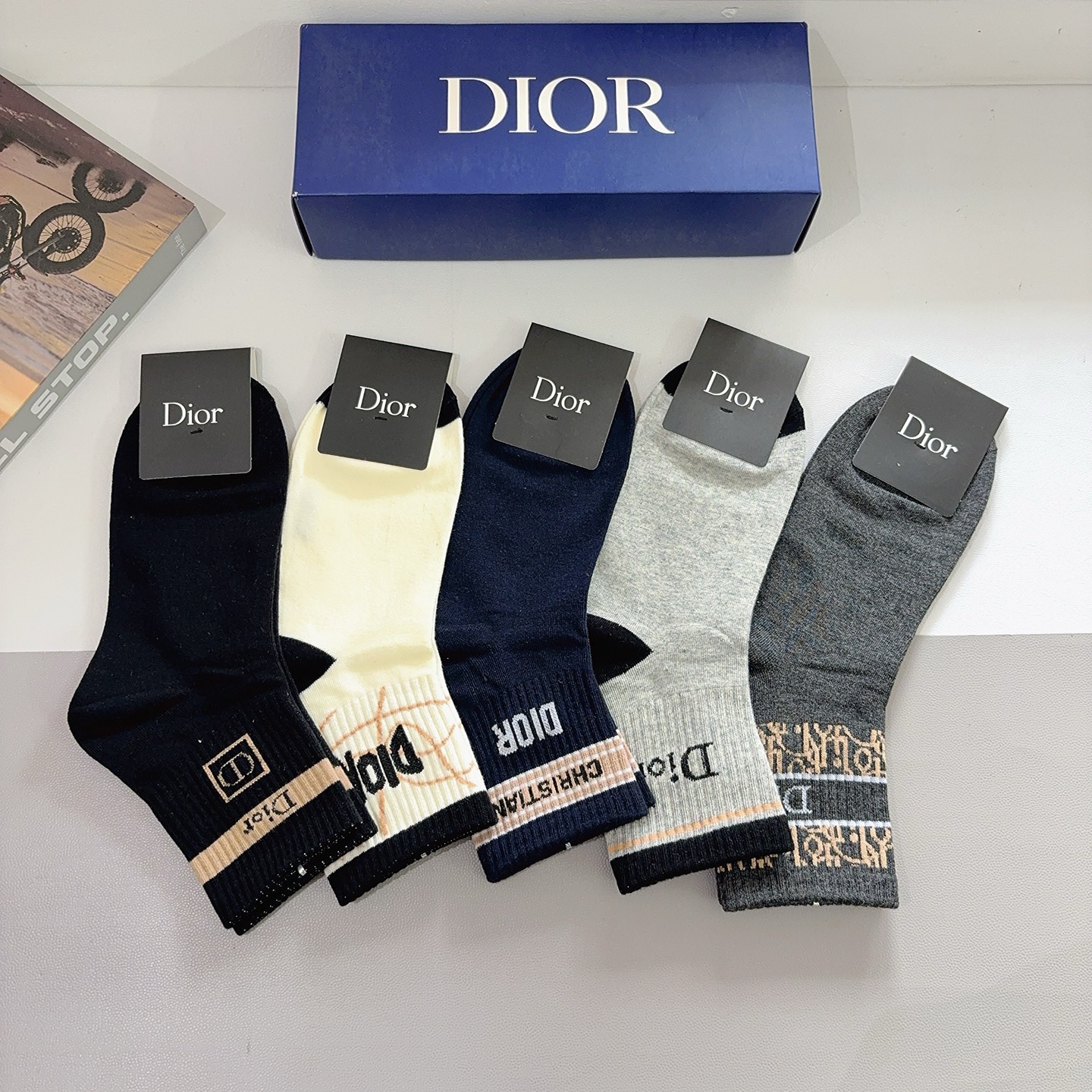 配包装（一盒5双） Dior 迪奥经典新款中筒男款袜子，纯棉面料，潮人必备 ，个性时尚百搭款，你值得拥有