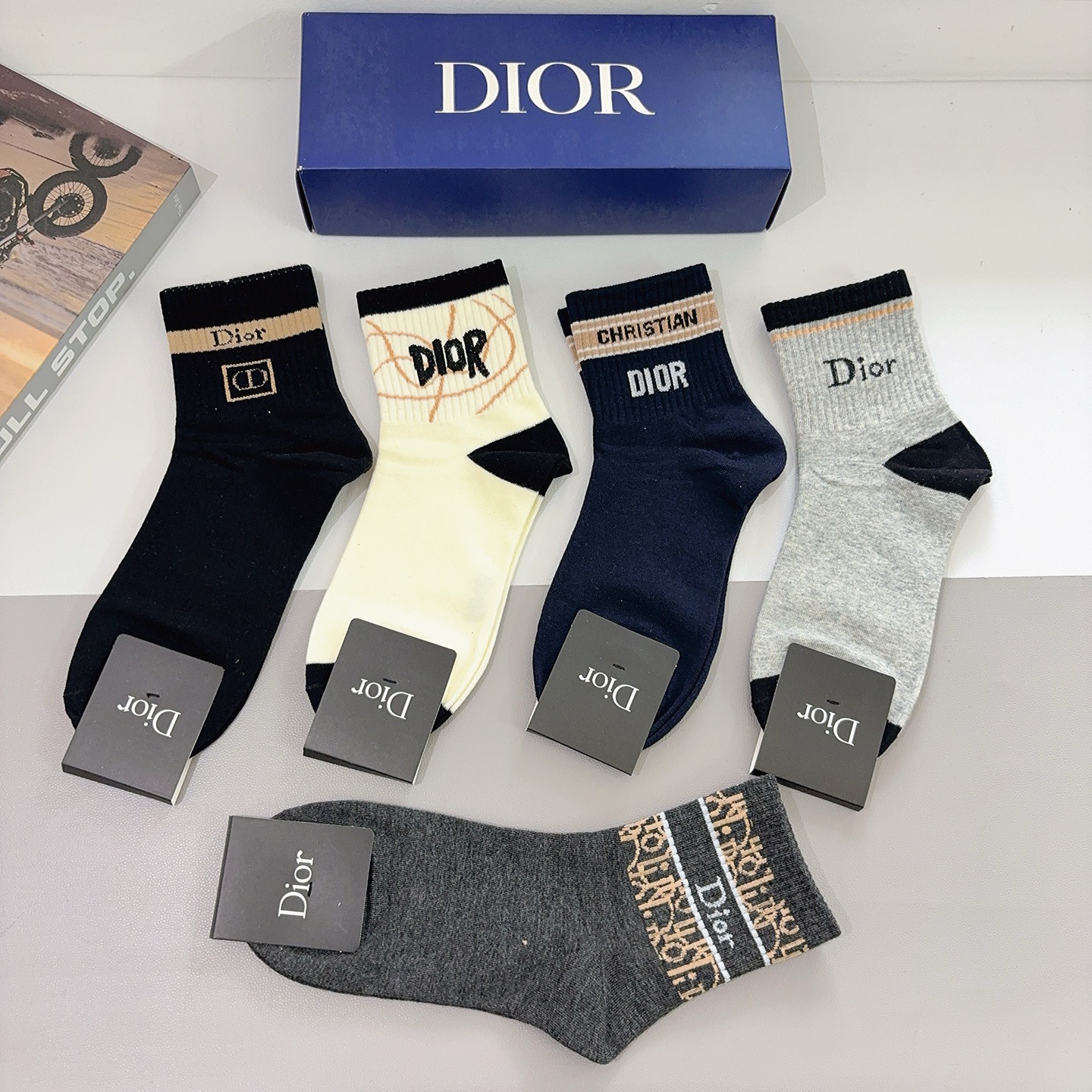 配包装（一盒5双） Dior 迪奥经典新款中筒男款袜子，纯棉面料，潮人必备 ，个性时尚百搭款，你值得拥有