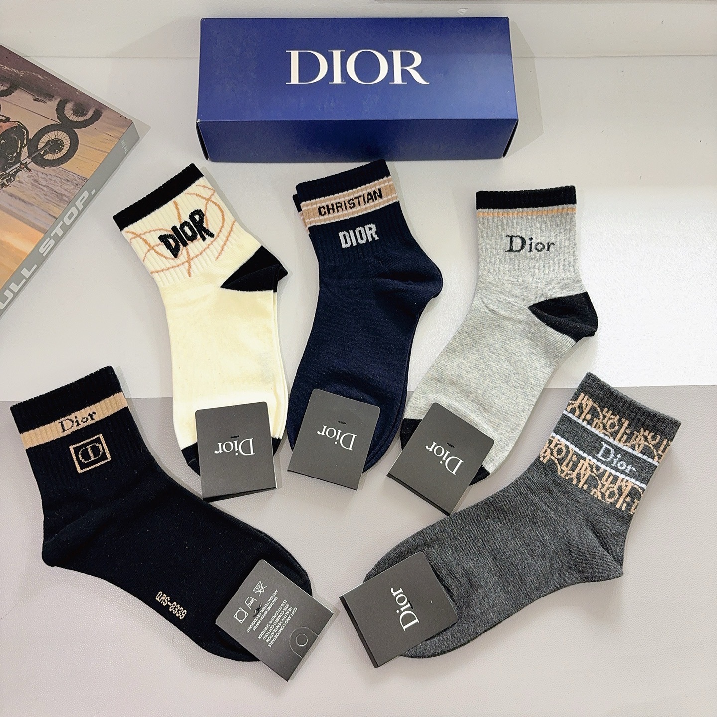 配包装（一盒5双） Dior 迪奥经典新款中筒男款袜子，纯棉面料，潮人必备 ，个性时尚百搭款，你值得拥有