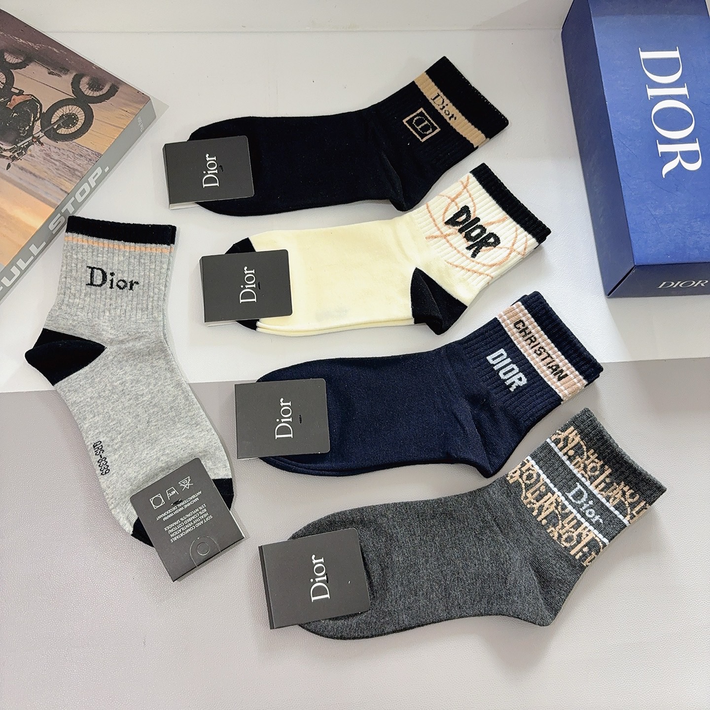 配包装（一盒5双） Dior 迪奥经典新款中筒男款袜子，纯棉面料，潮人必备 ，个性时尚百搭款，你值得拥有