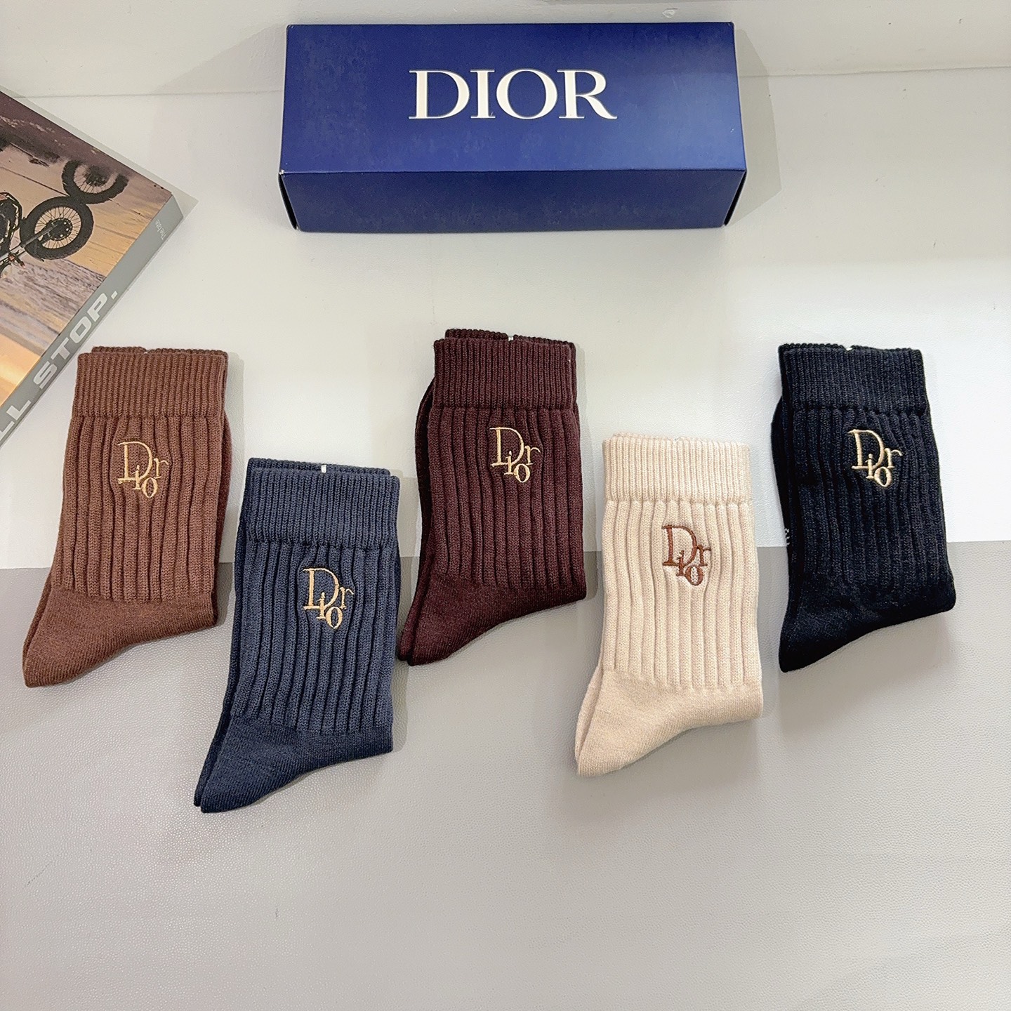 配包装（一盒5双）Dior 迪奥 新款经典logo刺绣羊绒长筒袜子！专柜同步袜子，💛大牌出街，潮人必备🔥