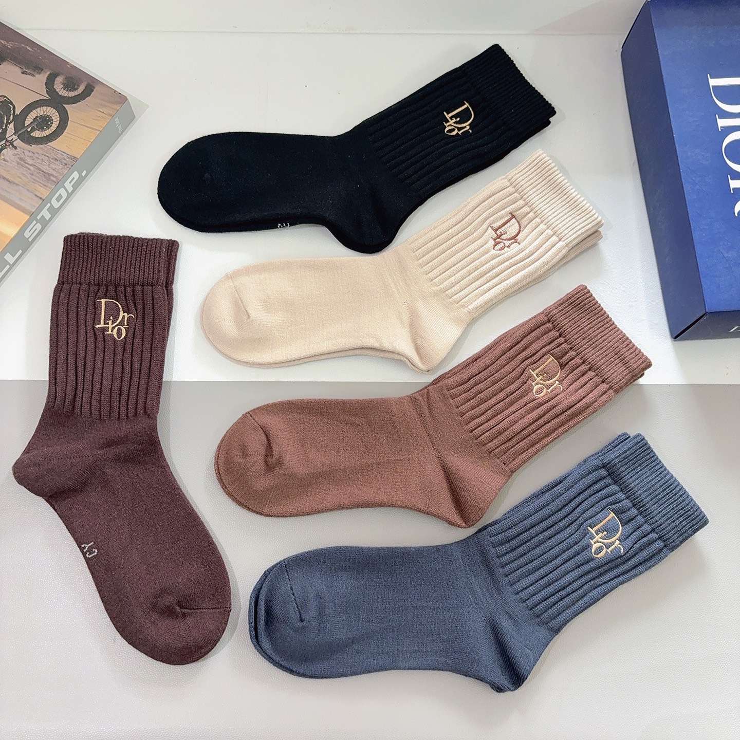 配包装（一盒5双）Dior 迪奥 新款经典logo刺绣羊绒长筒袜子！专柜同步袜子，💛大牌出街，潮人必备🔥