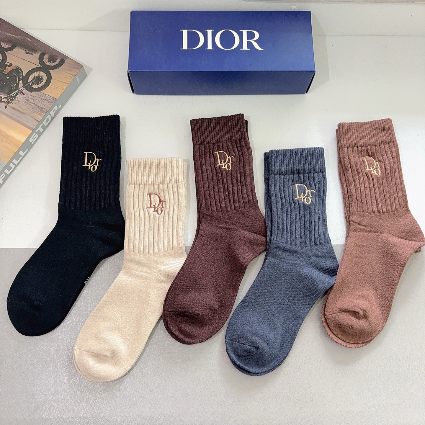 配包装（一盒5双）Dior 迪奥 新款经典logo刺绣羊绒长筒袜子！专柜同步袜子，💛大牌出街，潮人必备🔥