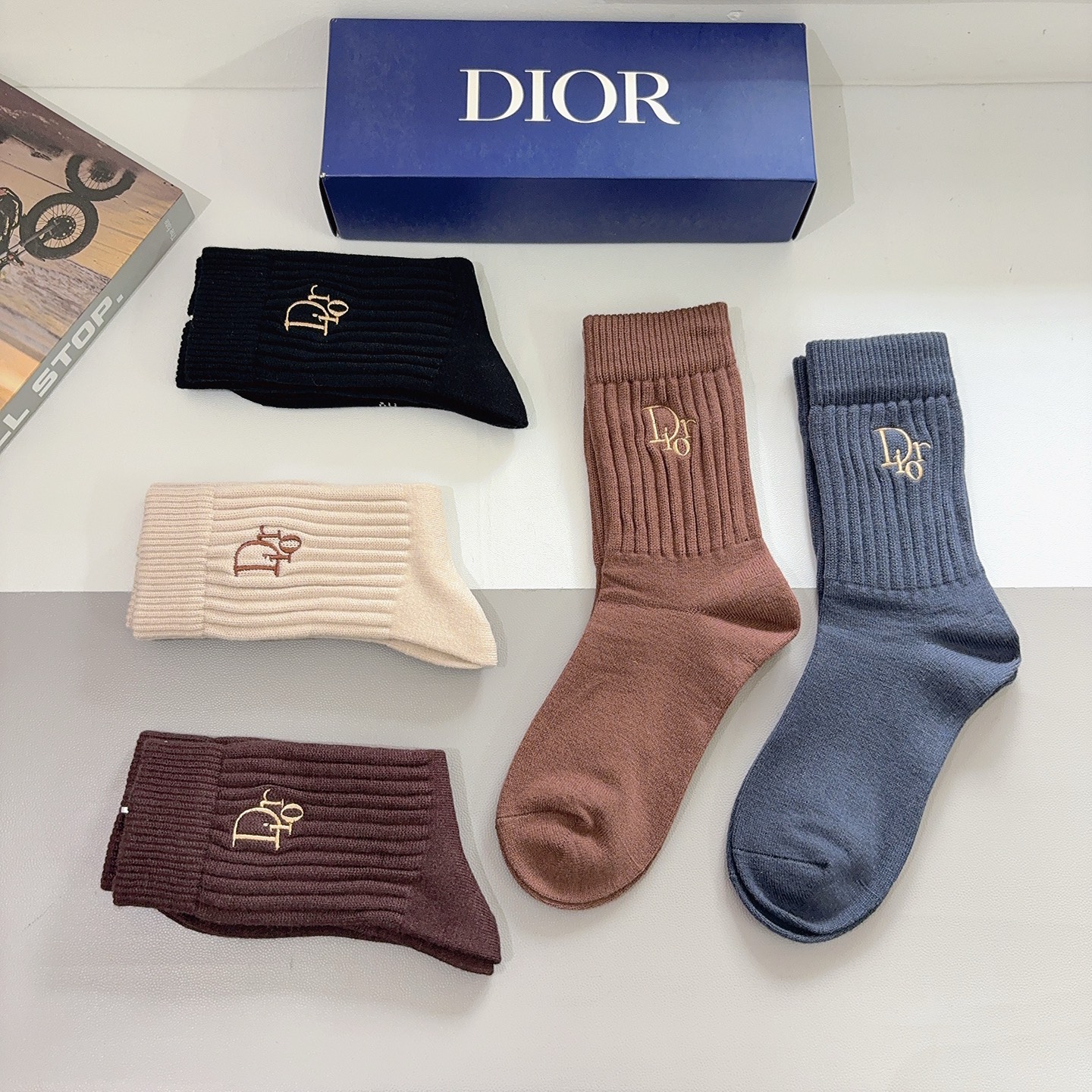 配包装（一盒5双）Dior 迪奥 新款经典logo刺绣羊绒长筒袜子！专柜同步袜子，💛大牌出街，潮人必备🔥