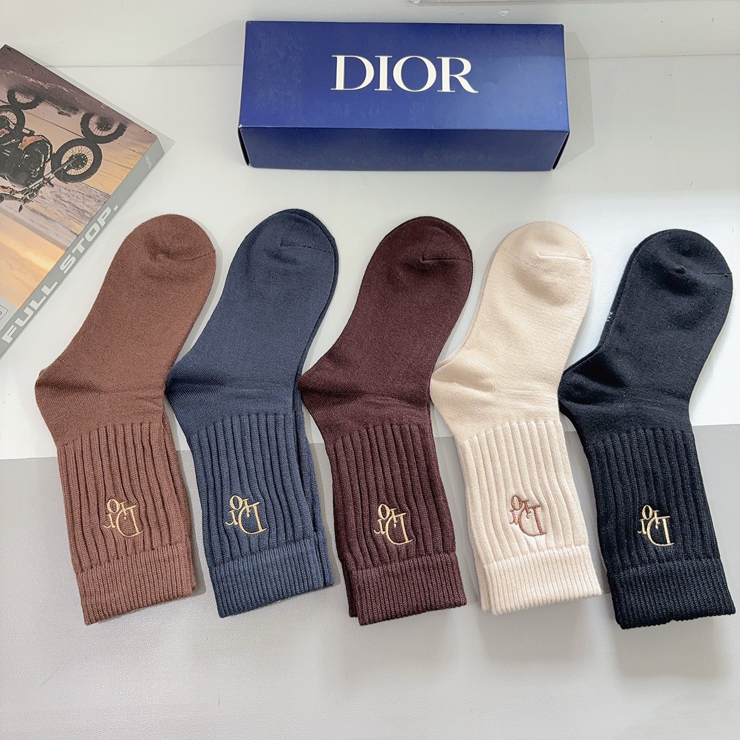 配包装（一盒5双）Dior 迪奥 新款经典logo刺绣羊绒长筒袜子！专柜同步袜子，💛大牌出街，潮人必备🔥