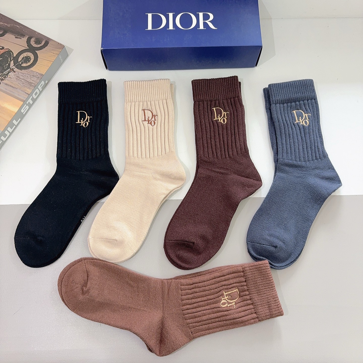配包装（一盒5双）Dior 迪奥 新款经典logo刺绣羊绒长筒袜子！专柜同步袜子，💛大牌出街，潮人必备🔥
