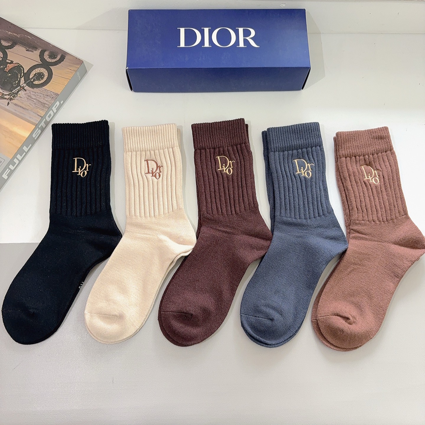 配包装（一盒5双）Dior 迪奥 新款经典logo刺绣羊绒长筒袜子！专柜同步袜子，💛大牌出街，潮人必备🔥