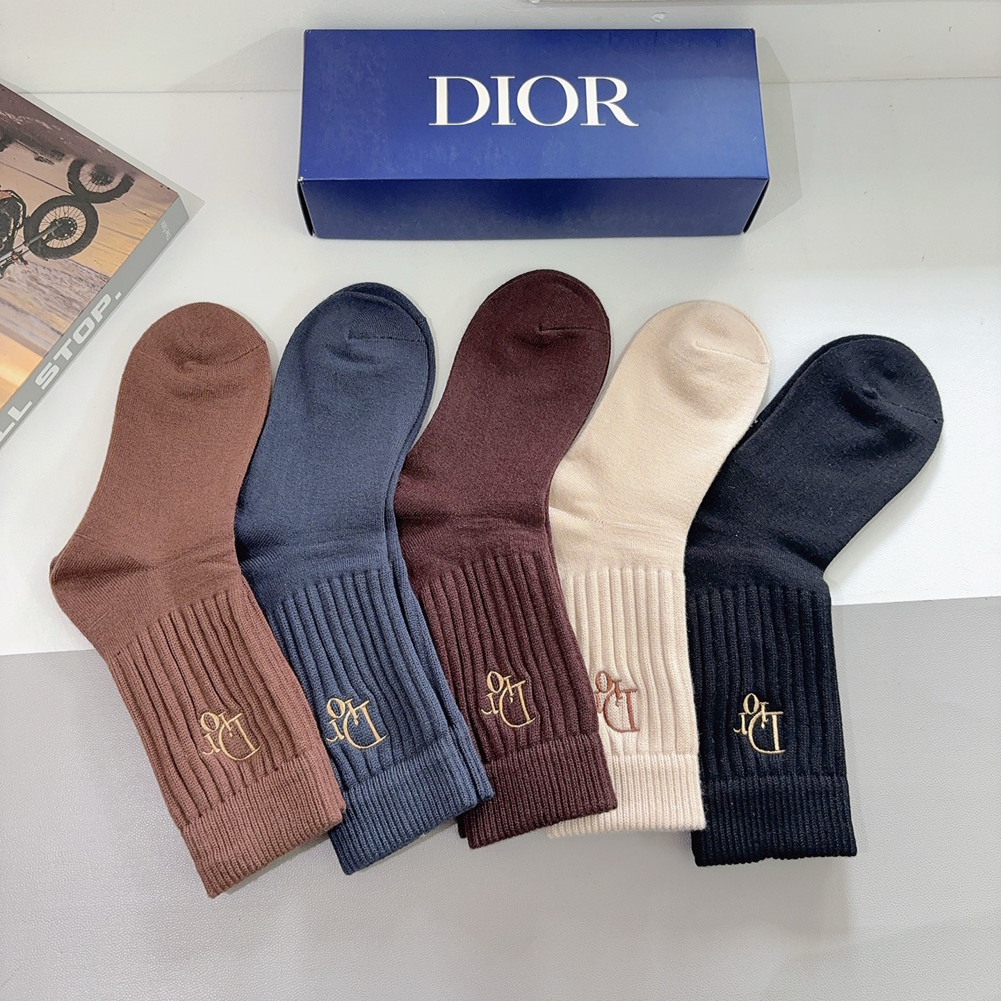 配包装（一盒5双）Dior 迪奥 新款经典logo刺绣羊绒长筒袜子！专柜同步袜子，💛大牌出街，潮人必备🔥
