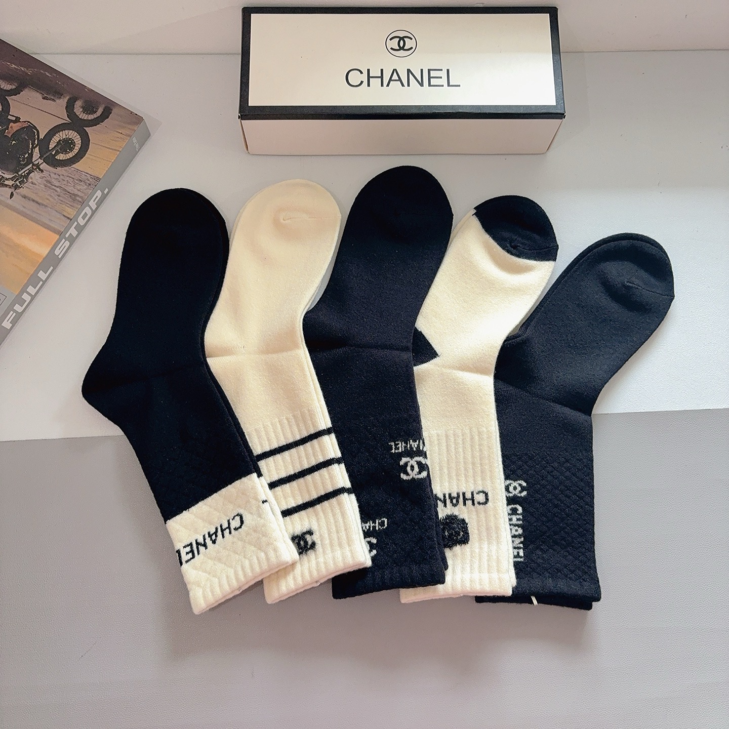 配包装（一盒5双）CHANEL 香奈儿经典长筒袜子、高版本兔绒材质 ，经典C字母图案logo，大牌出街，