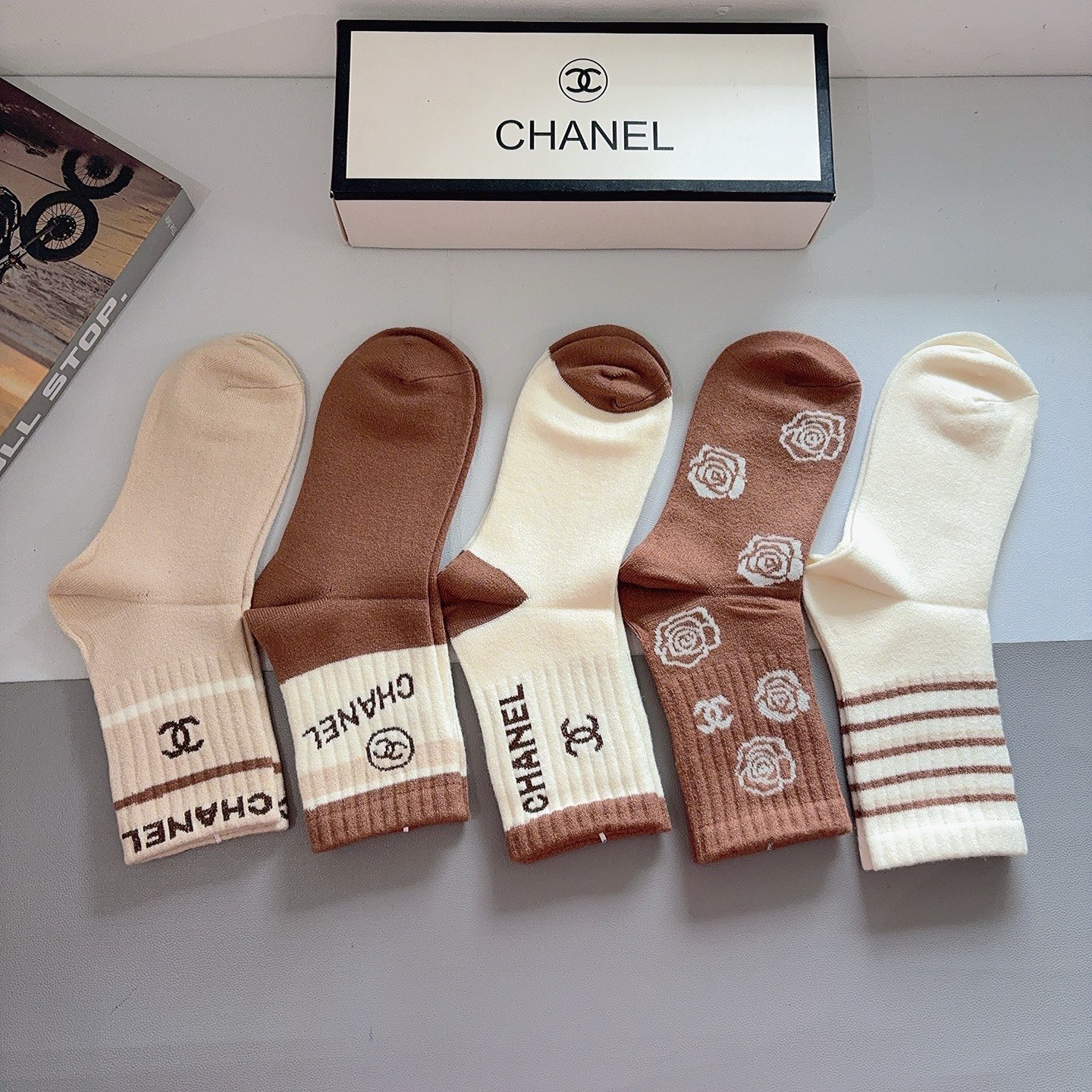 配包装（一盒5双）CHANEL 香奈儿 新款字母兔绒中筒袜子！经典字母专柜同步袜子，超柔软材质大牌出街，