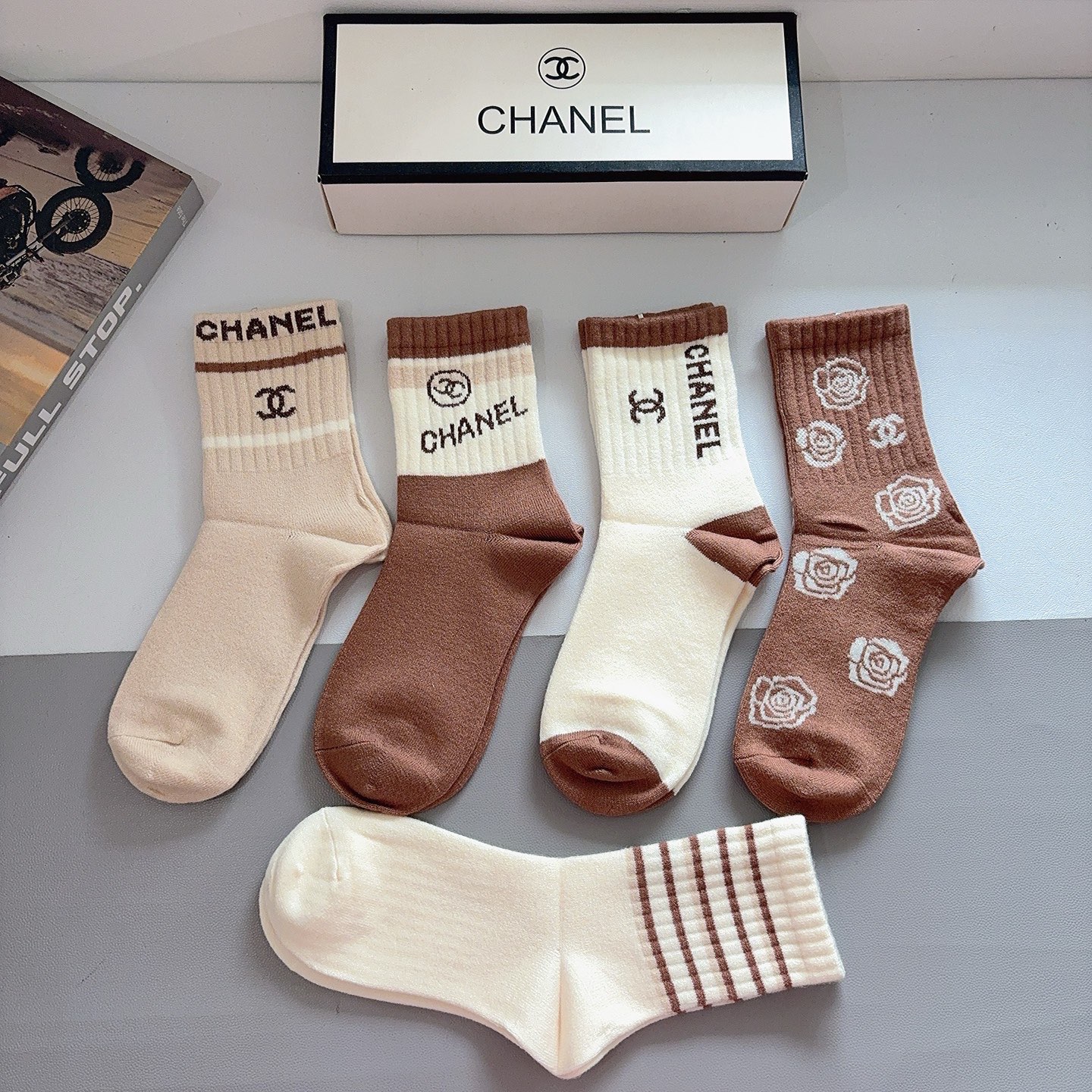 配包装（一盒5双）CHANEL 香奈儿 新款字母兔绒中筒袜子！经典字母专柜同步袜子，超柔软材质大牌出街，