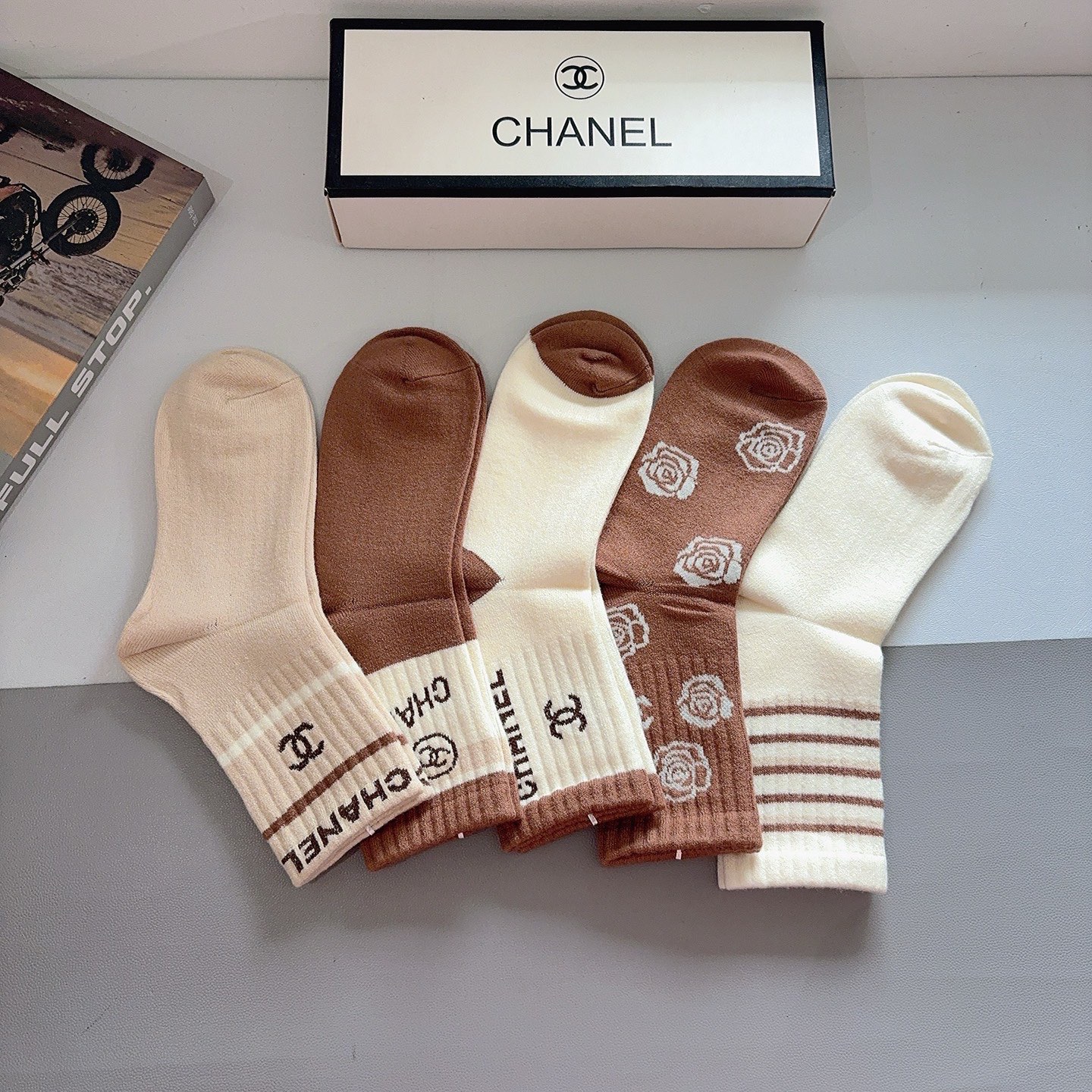 配包装（一盒5双）CHANEL 香奈儿 新款字母兔绒中筒袜子！经典字母专柜同步袜子，超柔软材质大牌出街，