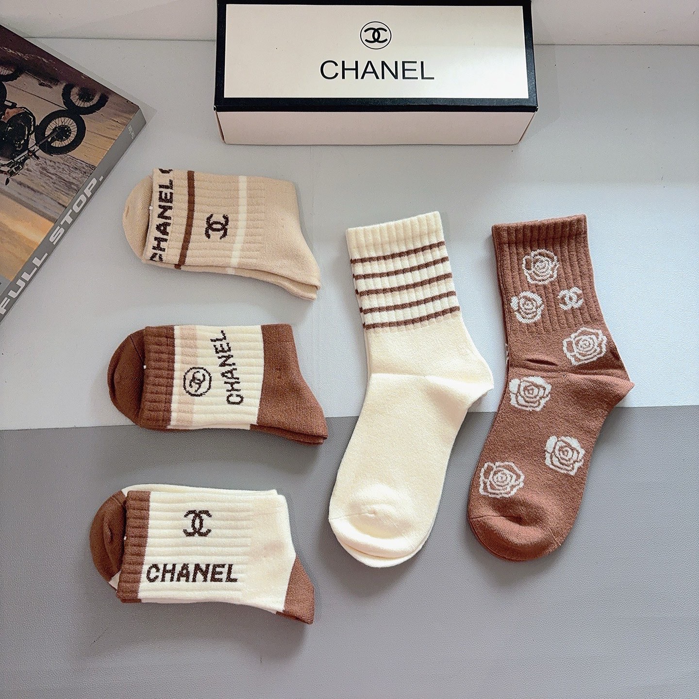 配包装（一盒5双）CHANEL 香奈儿 新款字母兔绒中筒袜子！经典字母专柜同步袜子，超柔软材质大牌出街，