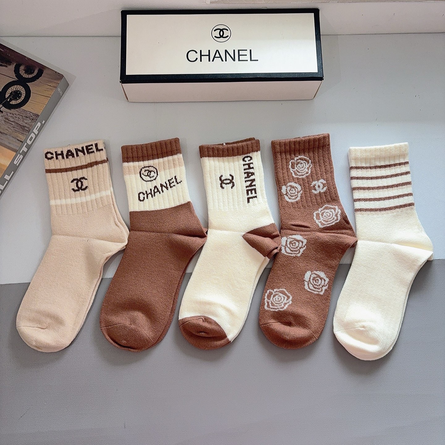 配包装（一盒5双）CHANEL 香奈儿 新款字母兔绒中筒袜子！经典字母专柜同步袜子，超柔软材质大牌出街，