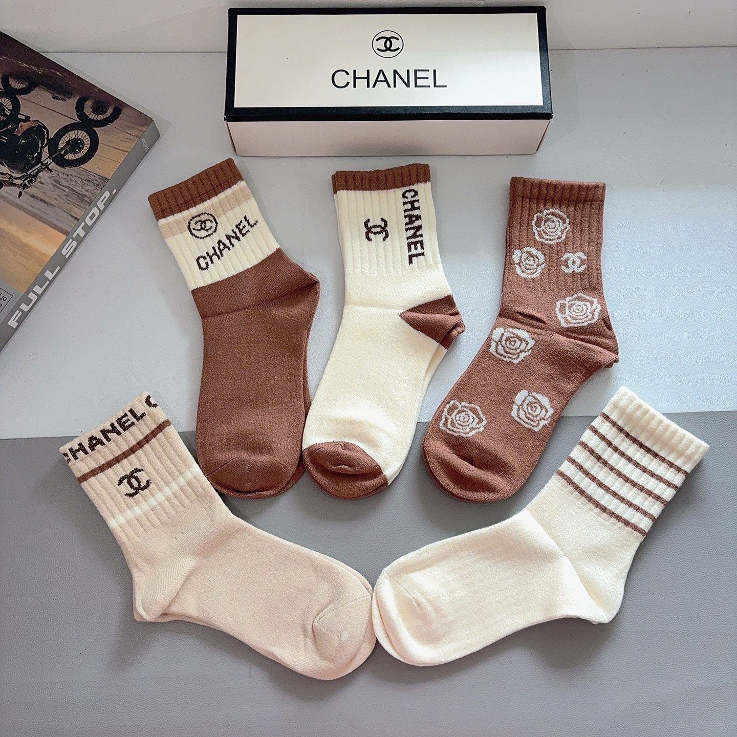 配包装（一盒5双）CHANEL 香奈儿 新款字母兔绒中筒袜子！经典字母专柜同步袜子，超柔软材质大牌出街，