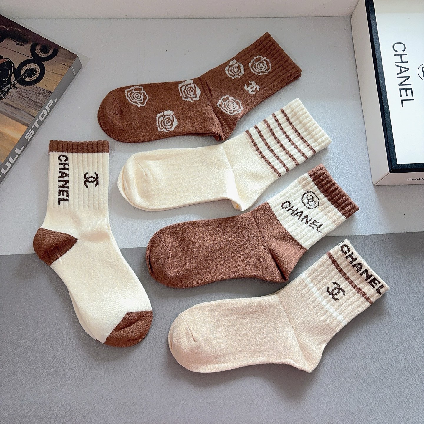 配包装（一盒5双）CHANEL 香奈儿 新款字母兔绒中筒袜子！经典字母专柜同步袜子，超柔软材质大牌出街，