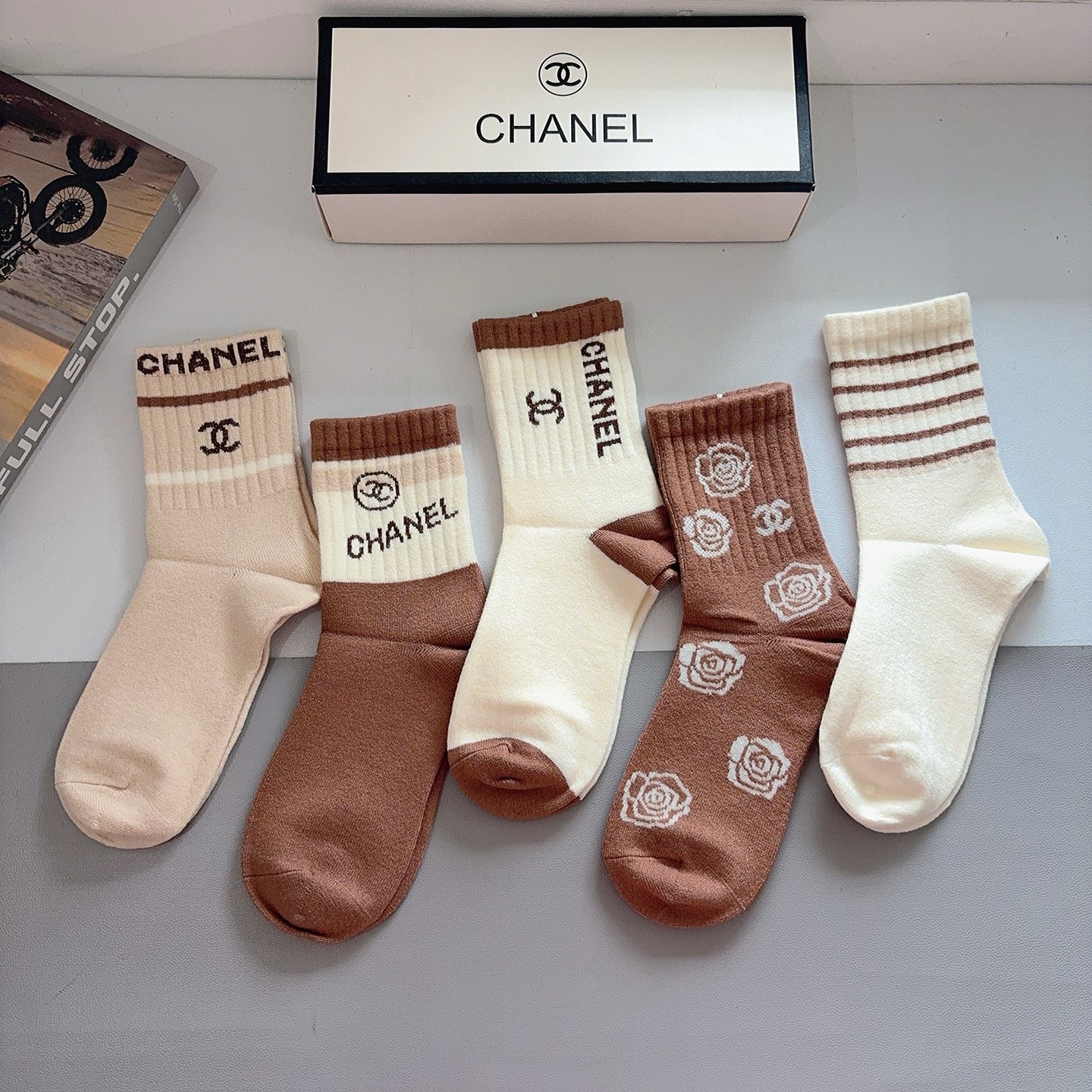 配包装（一盒5双）CHANEL 香奈儿 新款字母兔绒中筒袜子！经典字母专柜同步袜子，超柔软材质大牌出街，