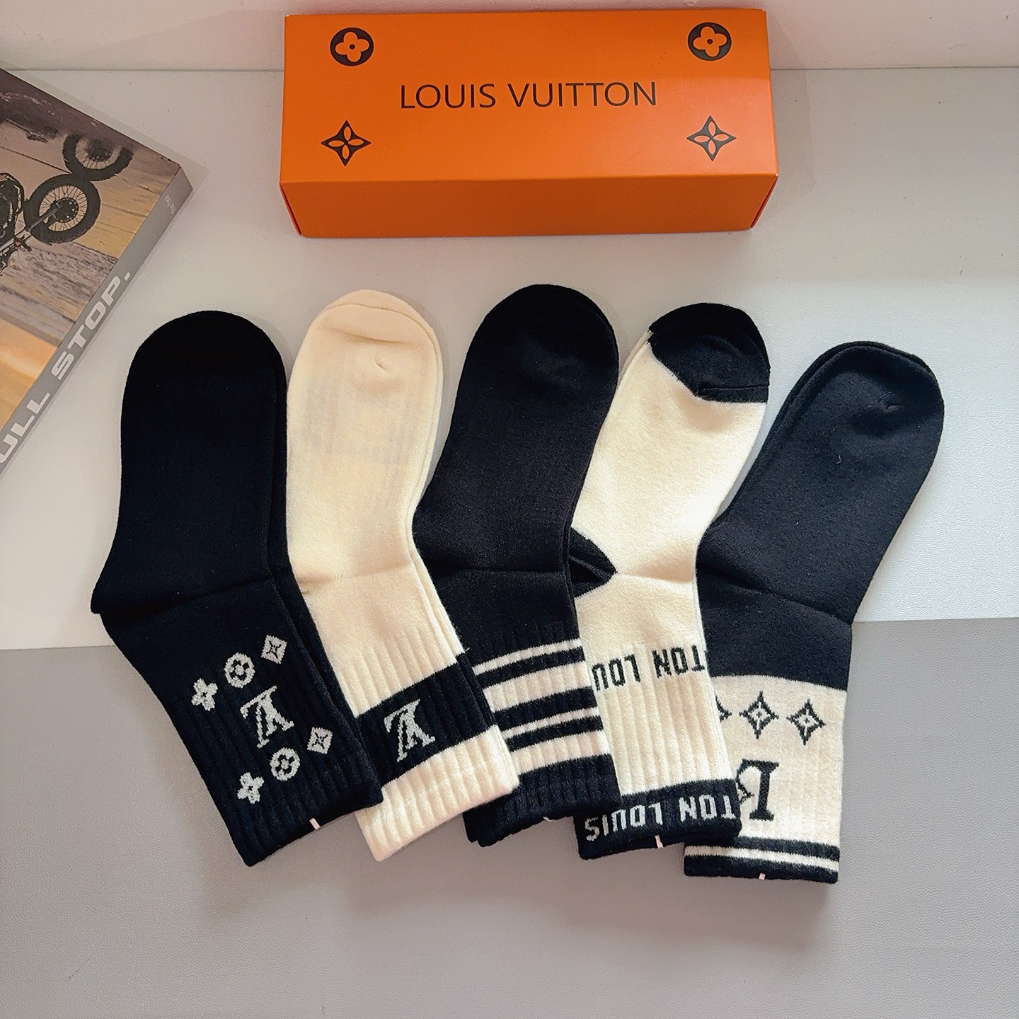 配包装（一盒5双）LV 路易威登 新款字母兔绒中筒袜子！经典字母专柜同步袜子，超柔软材质大牌出街，潮人必
