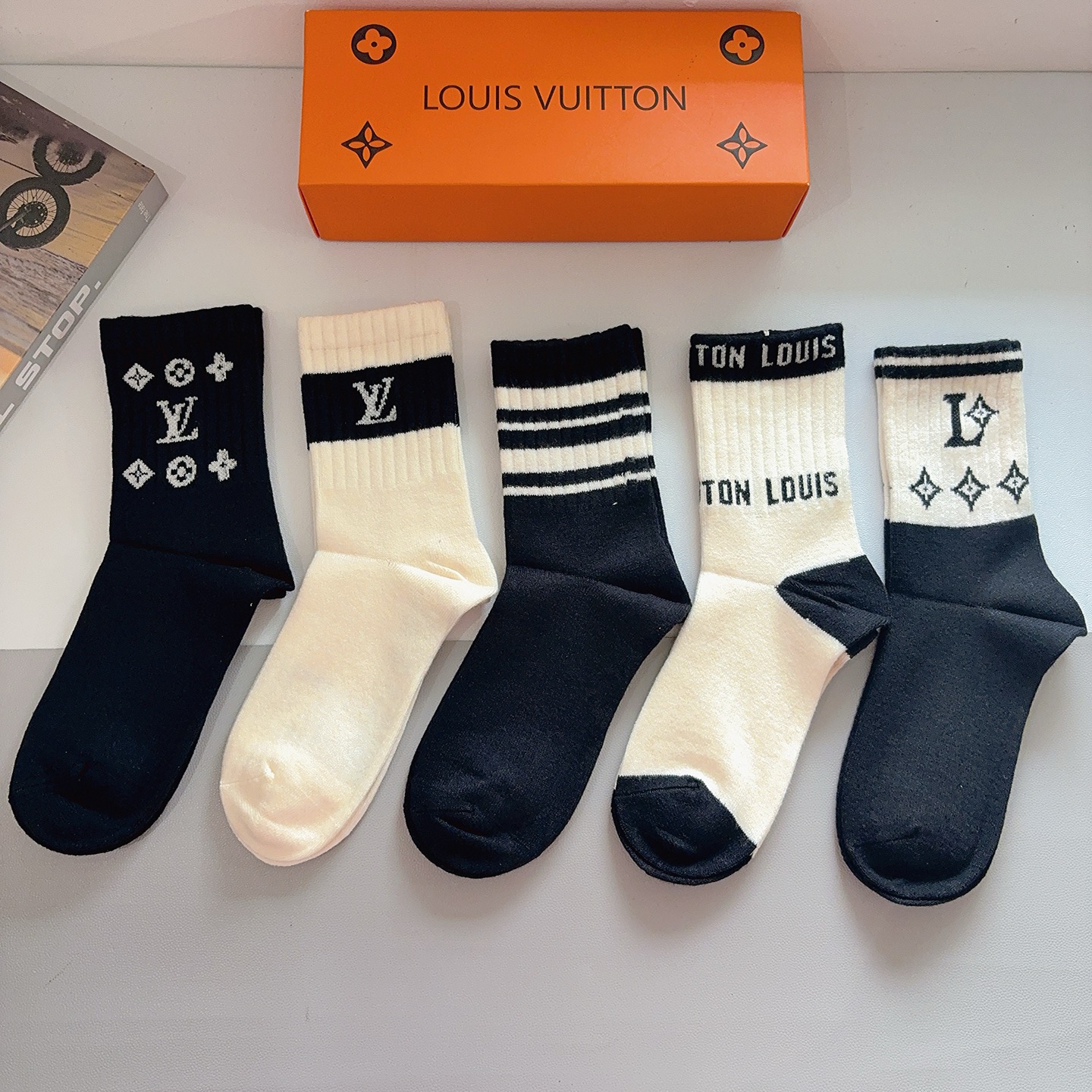 配包装（一盒5双）LV 路易威登 新款字母兔绒中筒袜子！经典字母专柜同步袜子，超柔软材质大牌出街，潮人必