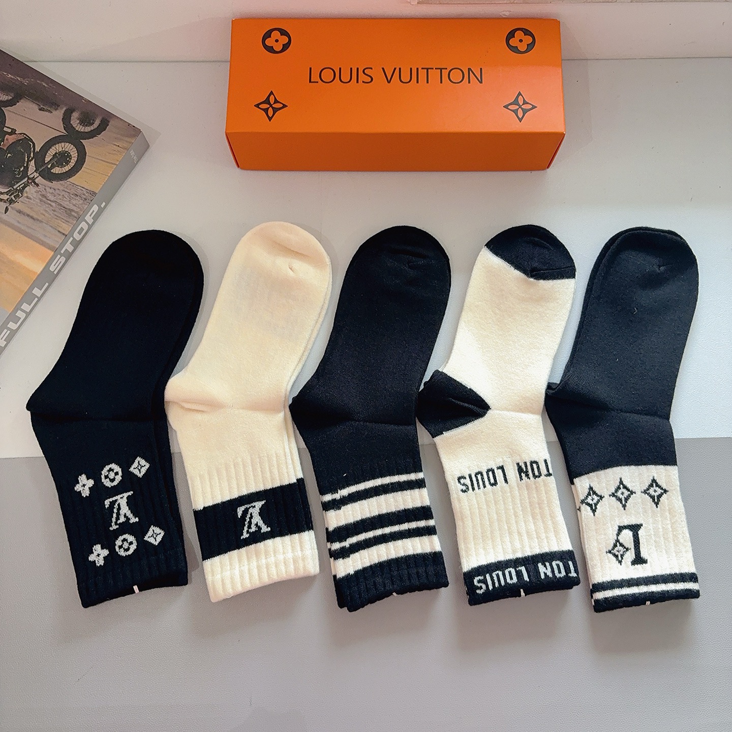 配包装（一盒5双）LV 路易威登 新款字母兔绒中筒袜子！经典字母专柜同步袜子，超柔软材质大牌出街，潮人必