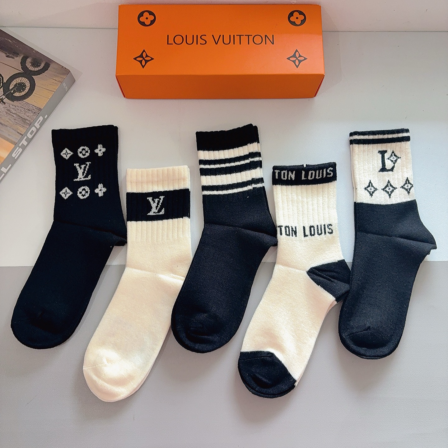 配包装（一盒5双）LV 路易威登 新款字母兔绒中筒袜子！经典字母专柜同步袜子，超柔软材质大牌出街，潮人必