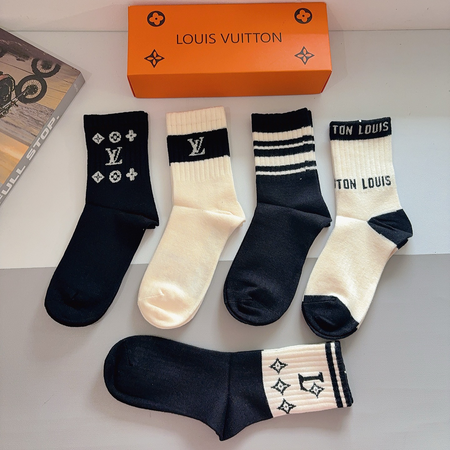 配包装（一盒5双）LV 路易威登 新款字母兔绒中筒袜子！经典字母专柜同步袜子，超柔软材质大牌出街，潮人必