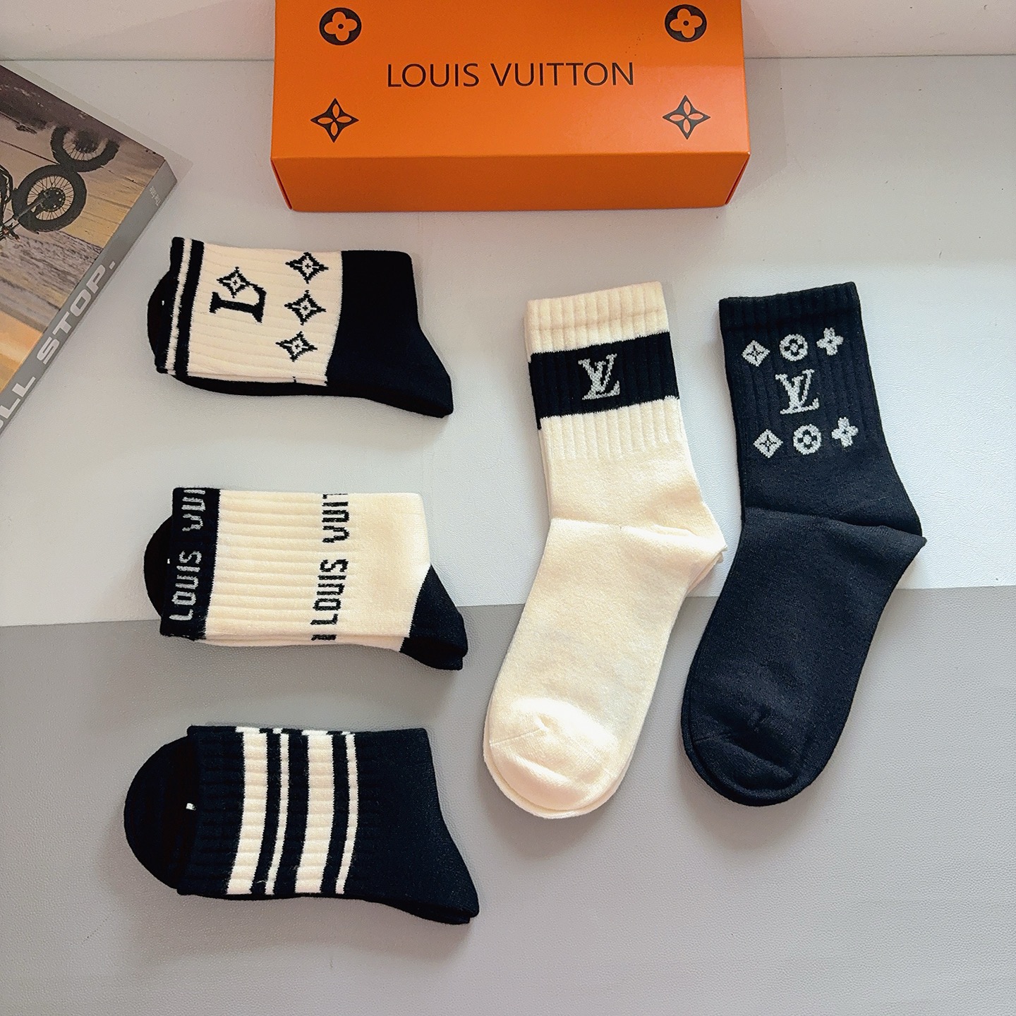 配包装（一盒5双）LV 路易威登 新款字母兔绒中筒袜子！经典字母专柜同步袜子，超柔软材质大牌出街，潮人必