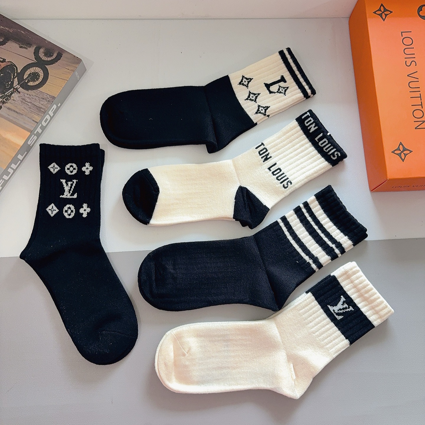 配包装（一盒5双）LV 路易威登 新款字母兔绒中筒袜子！经典字母专柜同步袜子，超柔软材质大牌出街，潮人必