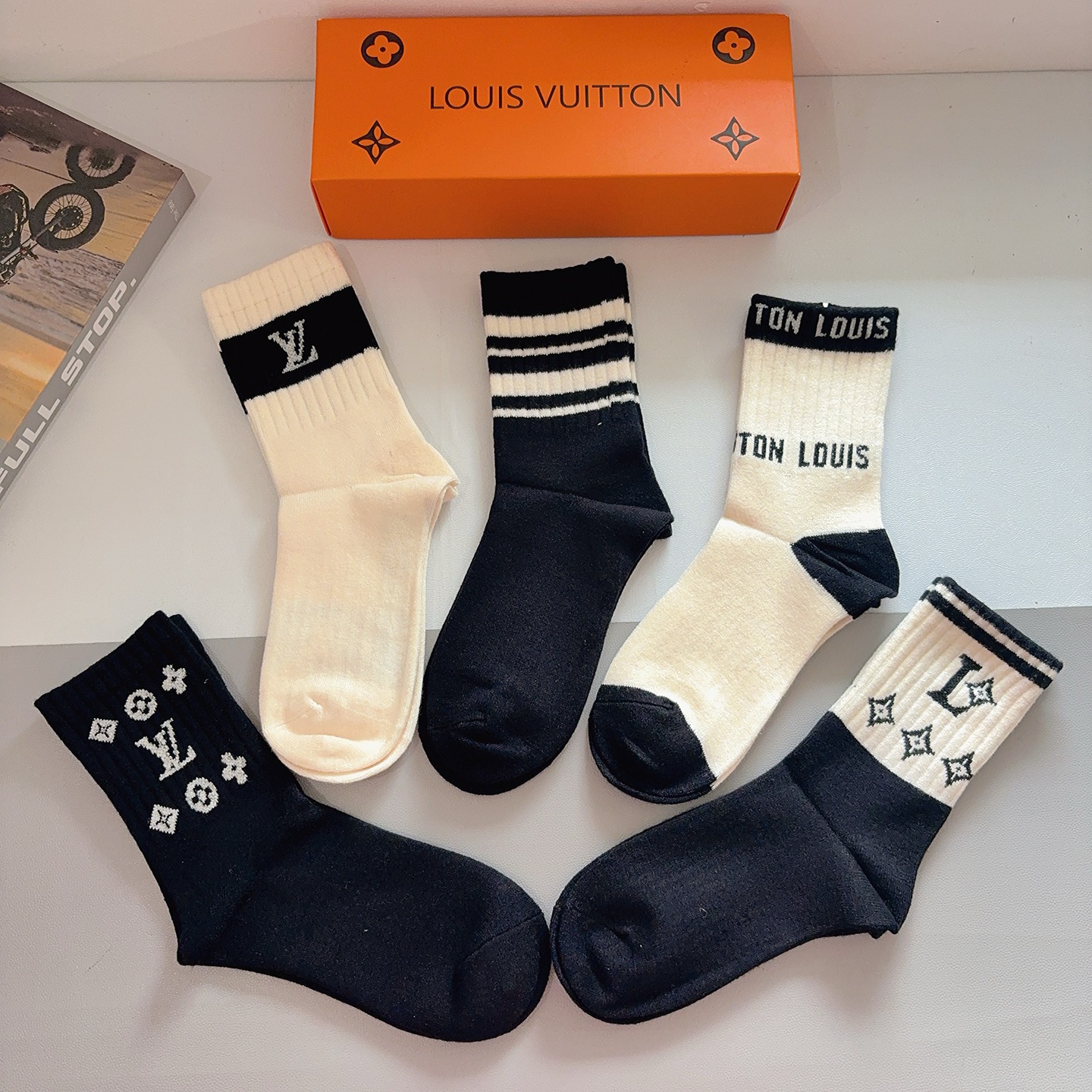 配包装（一盒5双）LV 路易威登 新款字母兔绒中筒袜子！经典字母专柜同步袜子，超柔软材质大牌出街，潮人必