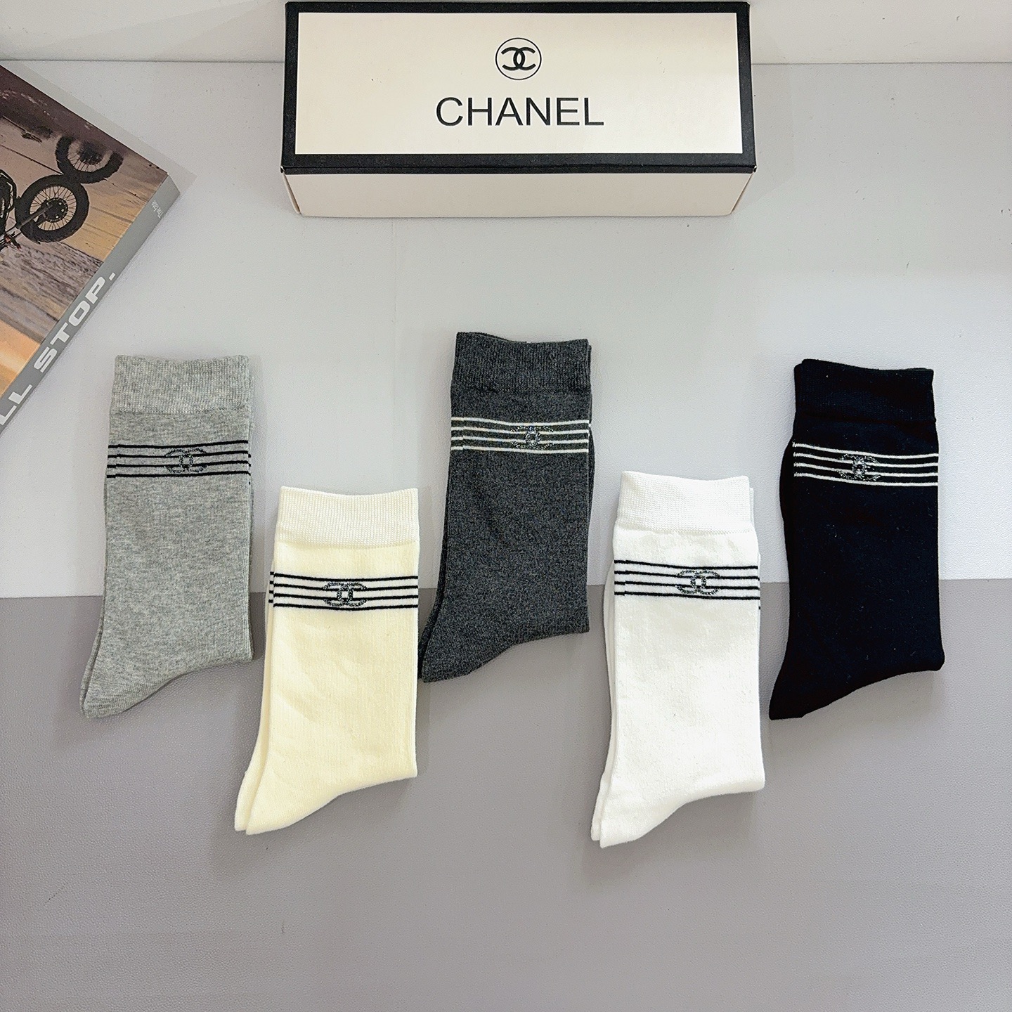 配包装（一盒5双）CHANEL 香奈儿经典长筒袜子❗️纯棉材质柔软，经典的双C图案logo，专柜同步袜子