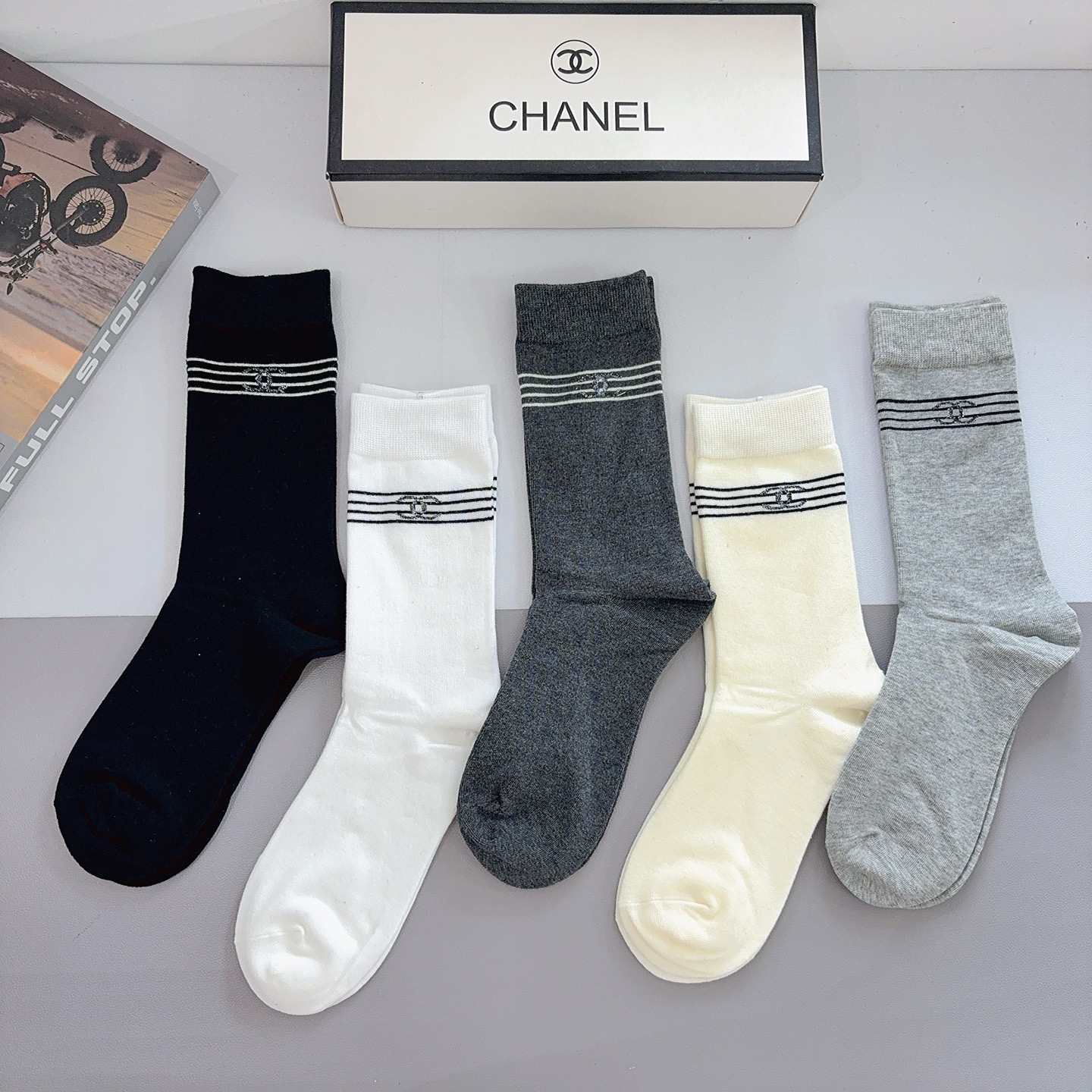 配包装（一盒5双）CHANEL 香奈儿经典长筒袜子❗️纯棉材质柔软，经典的双C图案logo，专柜同步袜子