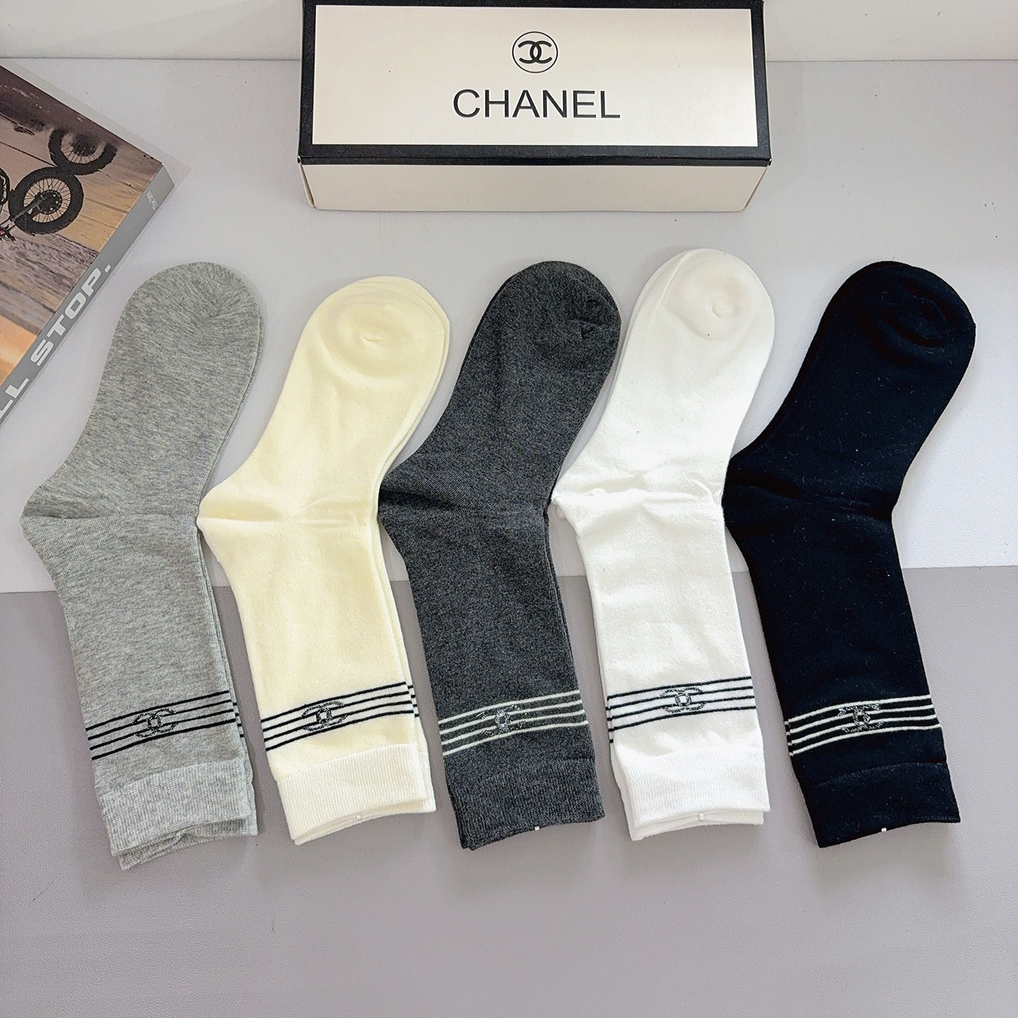 配包装（一盒5双）CHANEL 香奈儿经典长筒袜子❗️纯棉材质柔软，经典的双C图案logo，专柜同步袜子