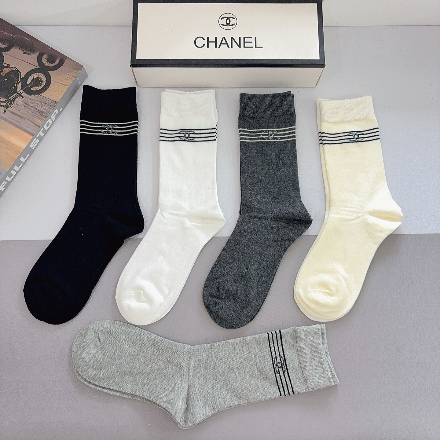 配包装（一盒5双）CHANEL 香奈儿经典长筒袜子❗️纯棉材质柔软，经典的双C图案logo，专柜同步袜子