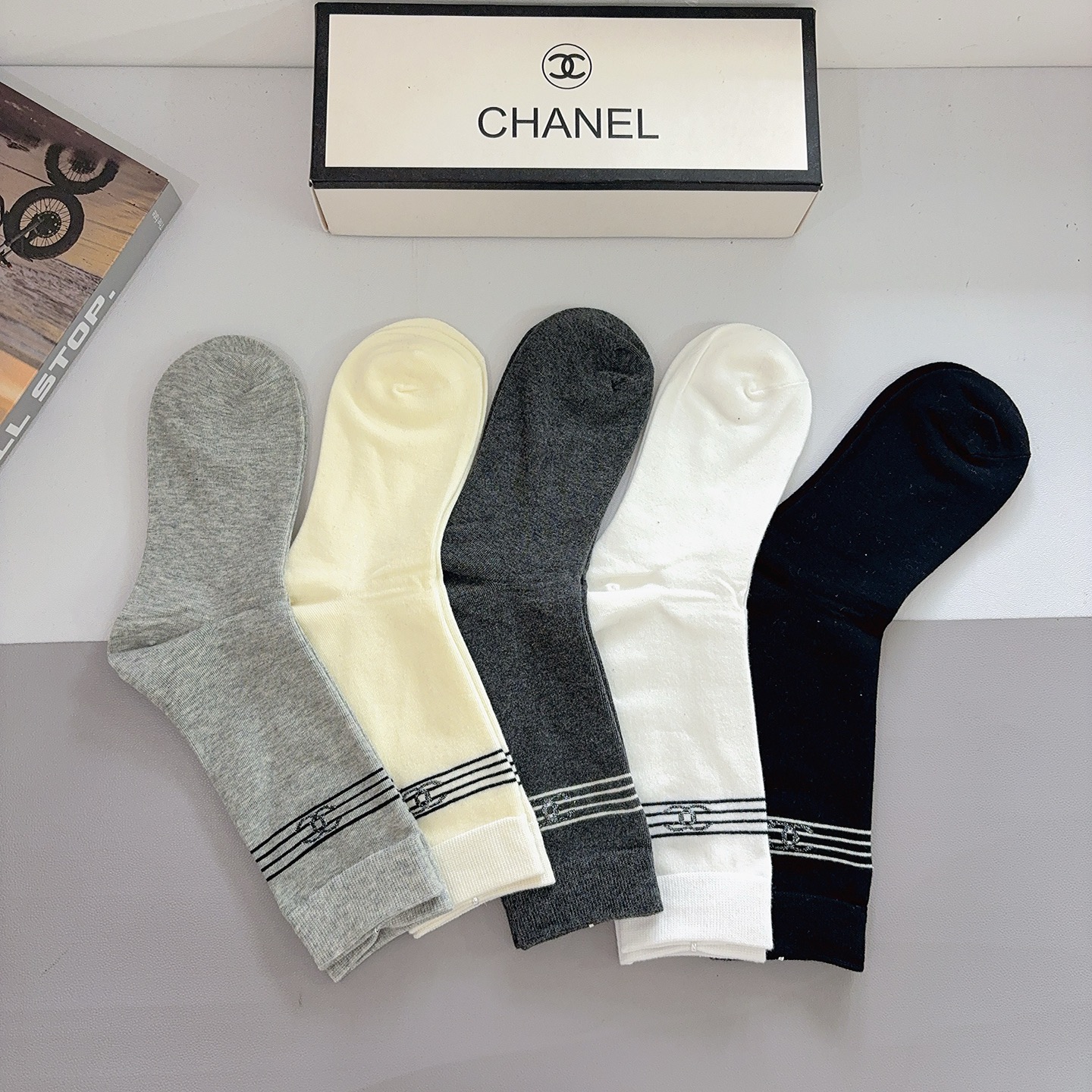 配包装（一盒5双）CHANEL 香奈儿经典长筒袜子❗️纯棉材质柔软，经典的双C图案logo，专柜同步袜子
