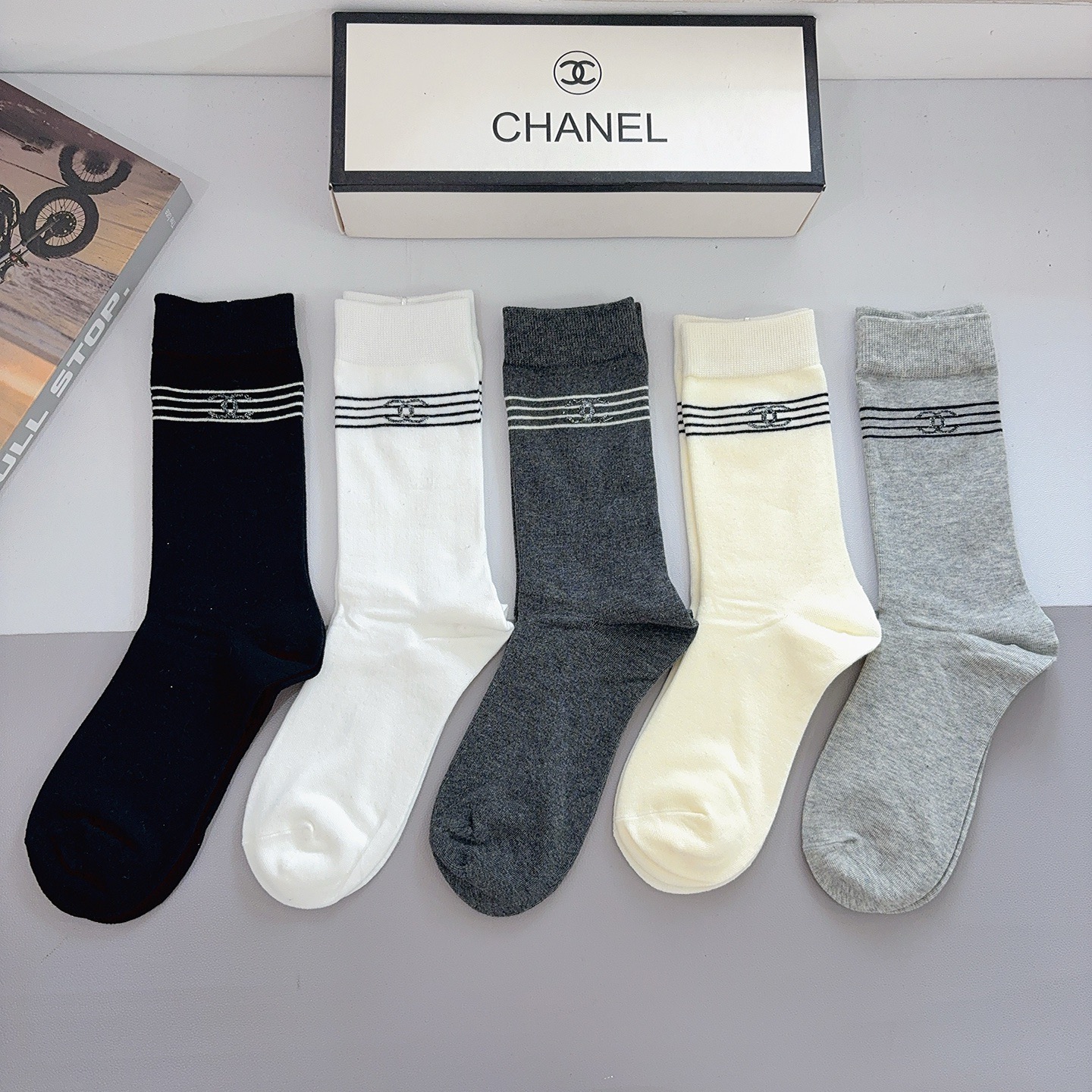 配包装（一盒5双）CHANEL 香奈儿经典长筒袜子❗️纯棉材质柔软，经典的双C图案logo，专柜同步袜子