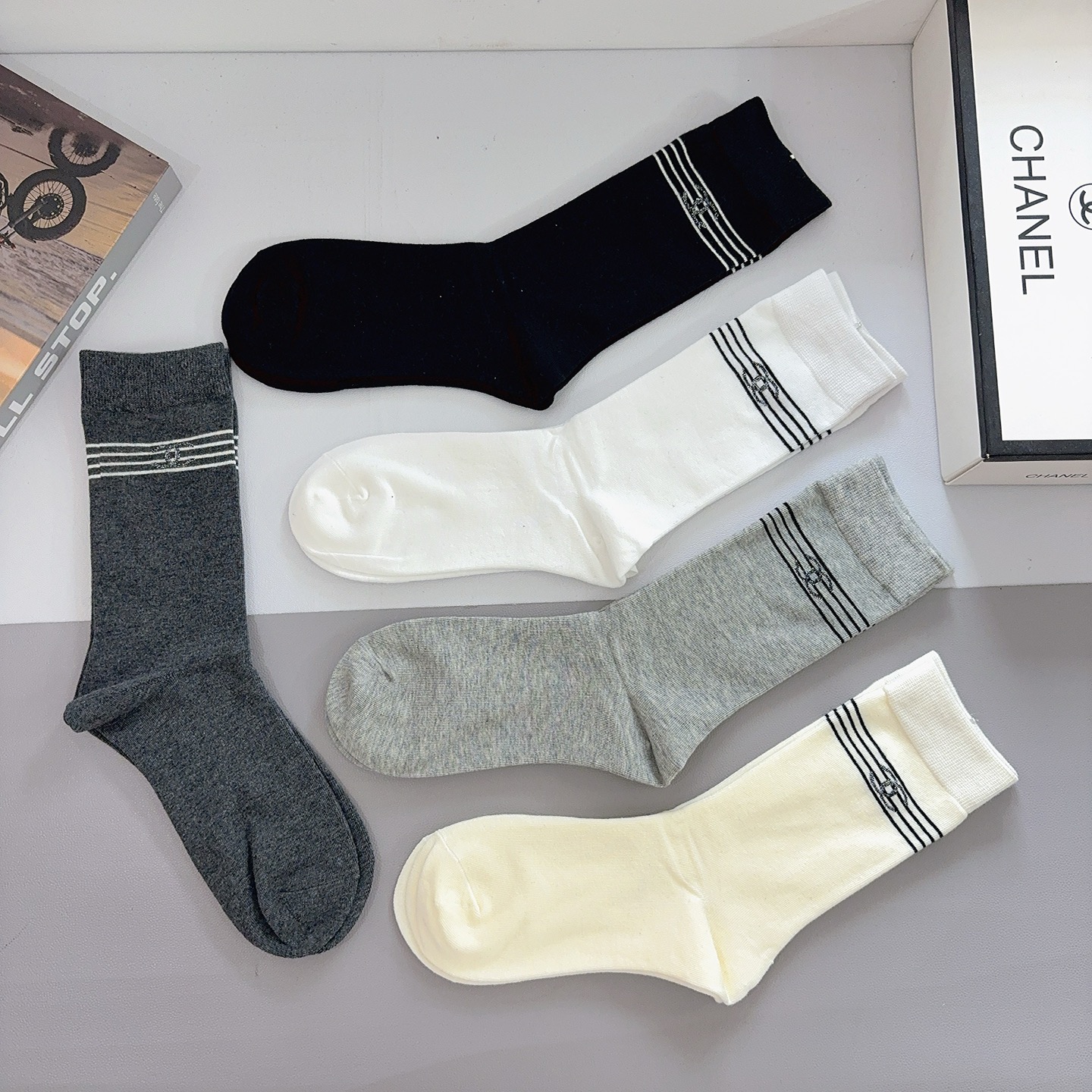 配包装（一盒5双）CHANEL 香奈儿经典长筒袜子❗️纯棉材质柔软，经典的双C图案logo，专柜同步袜子