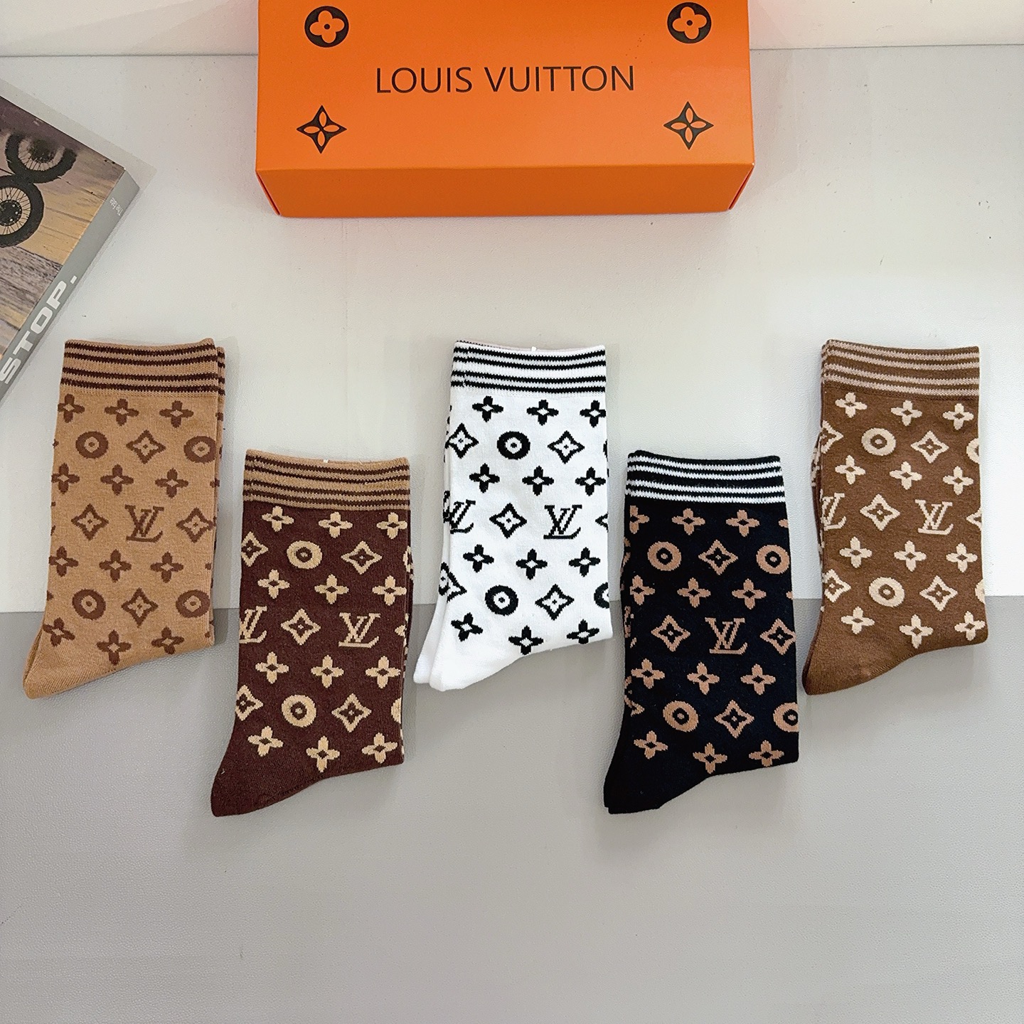 配包装（一盒5双） 🌟 LV 路易威登 超火爆小单品长筒袜子 经典字母logo袜子，个性时尚百搭款，你值