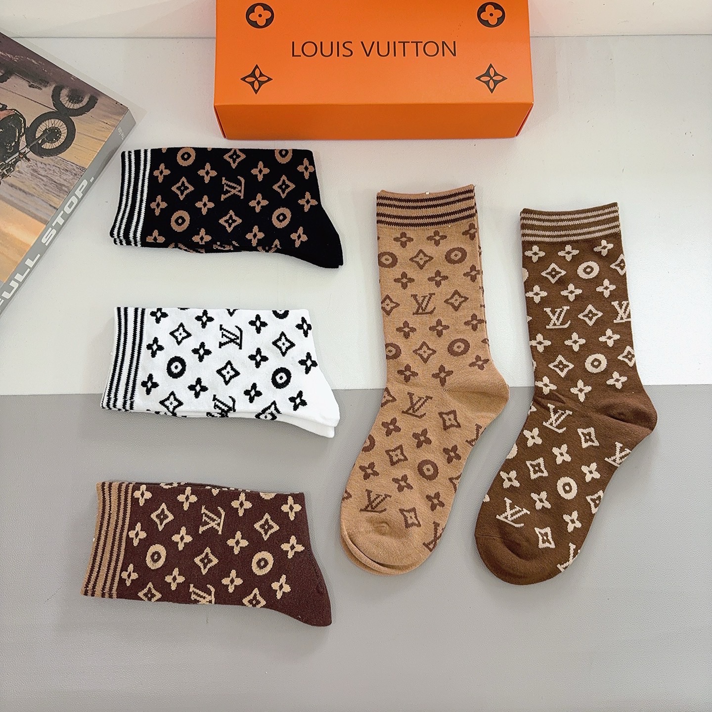 配包装（一盒5双） 🌟 LV 路易威登 超火爆小单品长筒袜子 经典字母logo袜子，个性时尚百搭款，你值