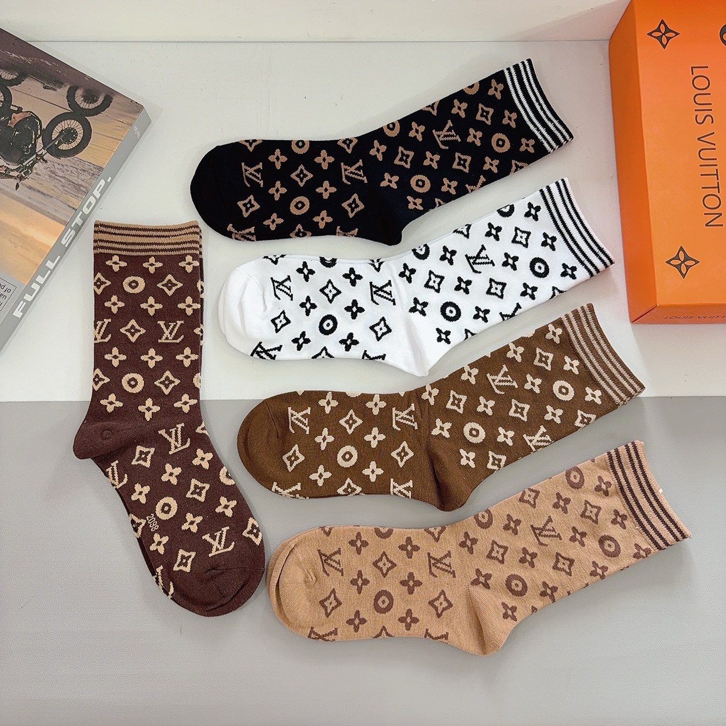 配包装（一盒5双） 🌟 LV 路易威登 超火爆小单品长筒袜子 经典字母logo袜子，个性时尚百搭款，你值