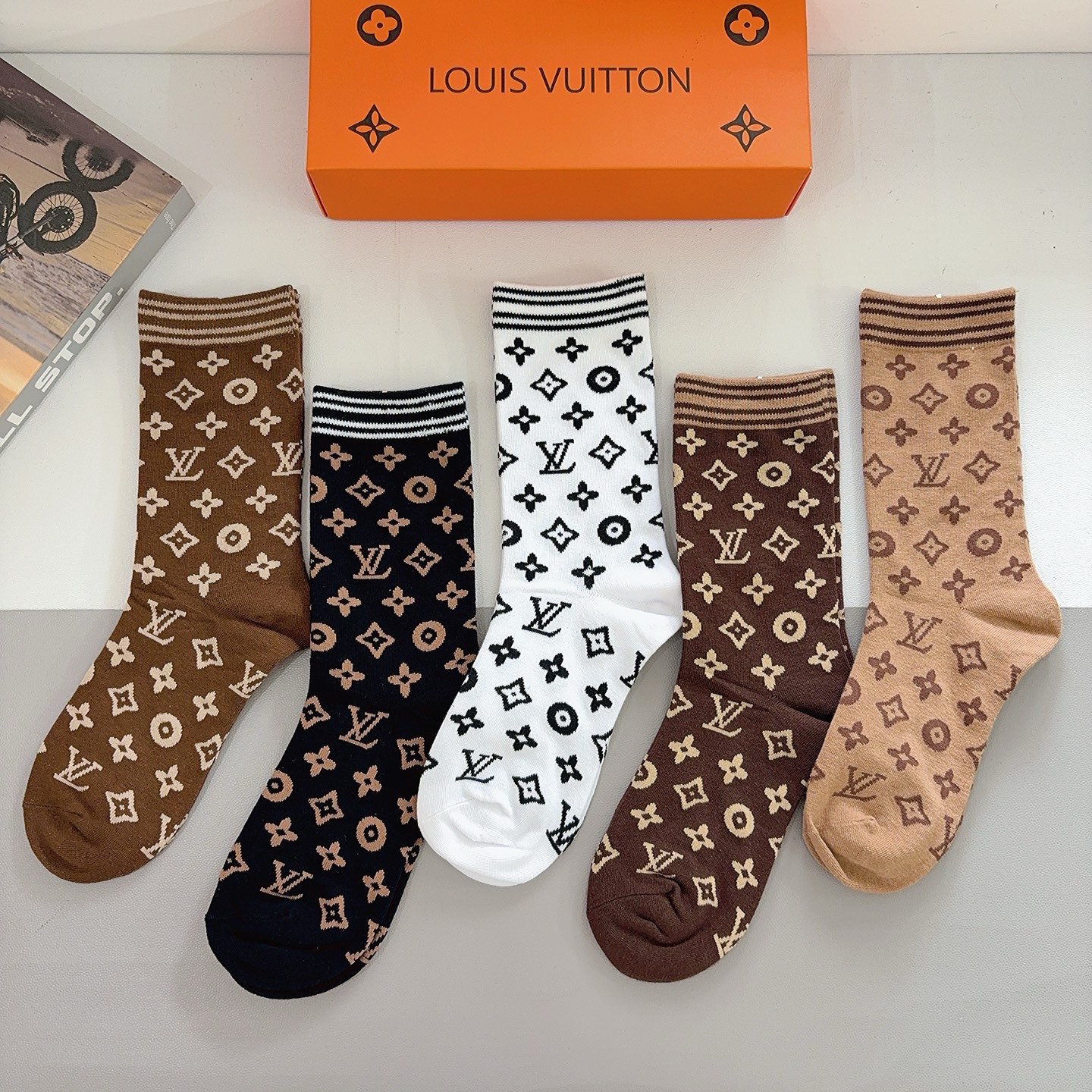 配包装（一盒5双） 🌟 LV 路易威登 超火爆小单品长筒袜子 经典字母logo袜子，个性时尚百搭款，你值