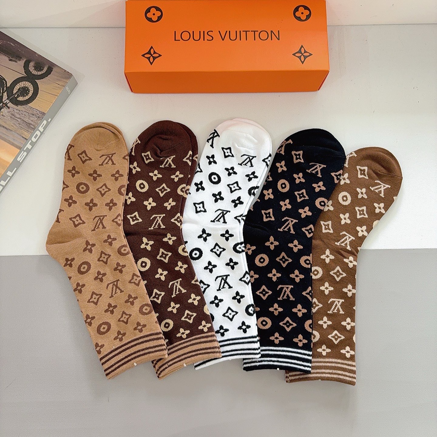 配包装（一盒5双） 🌟 LV 路易威登 超火爆小单品长筒袜子 经典字母logo袜子，个性时尚百搭款，你值