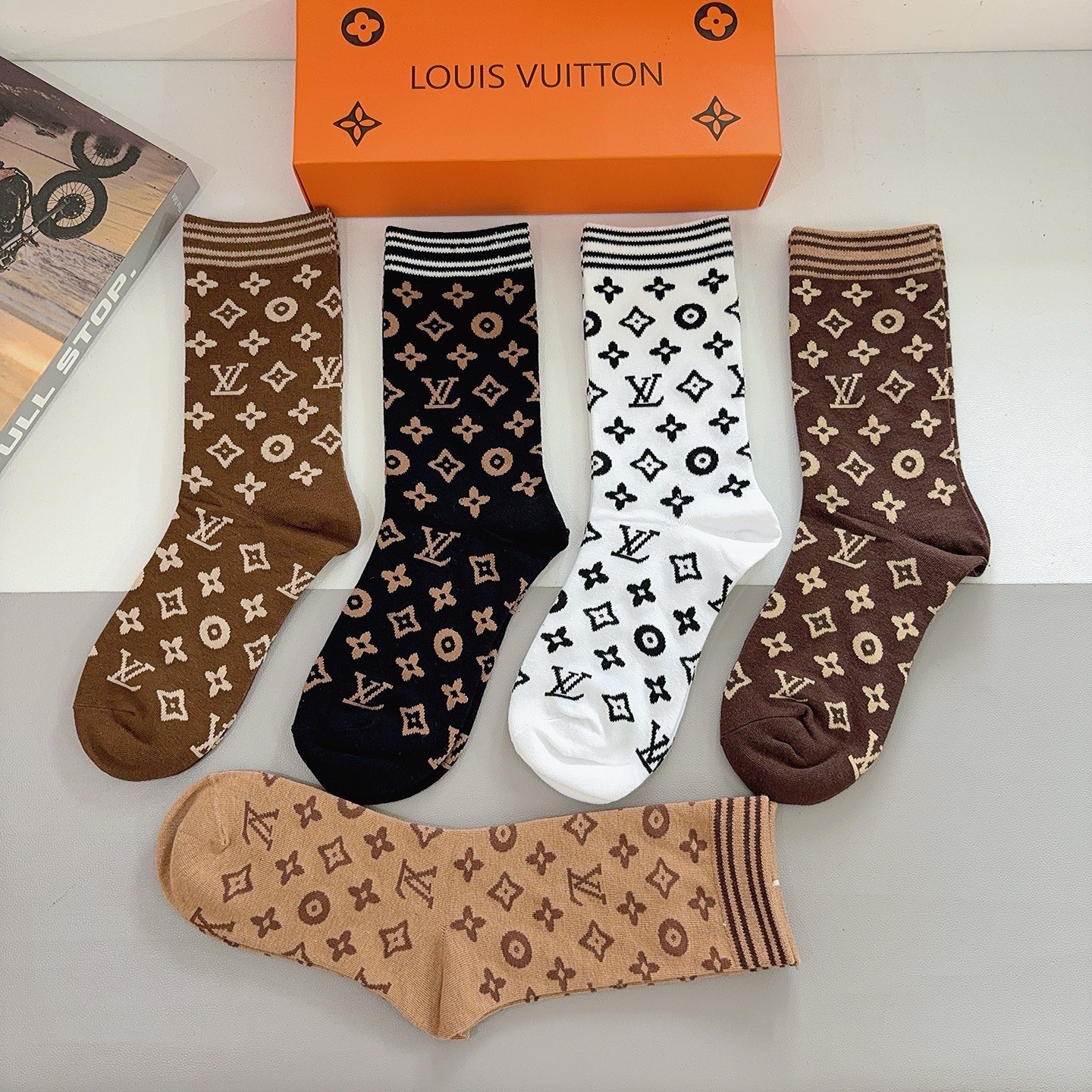 配包装（一盒5双） 🌟 LV 路易威登 超火爆小单品长筒袜子 经典字母logo袜子，个性时尚百搭款，你值